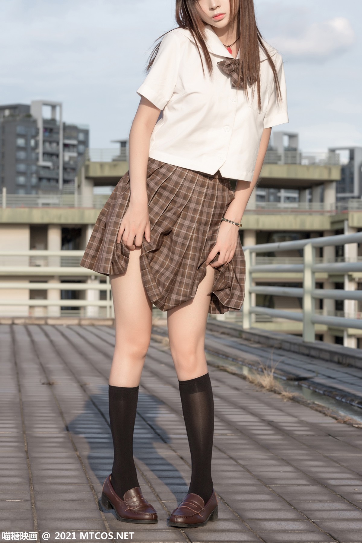 Jpxgyw.com_[喵糖映画]Vol.375_忧郁少女户外性感白衬衣配百褶短裙黑丝腿袜秀美腿迷人写真34P
