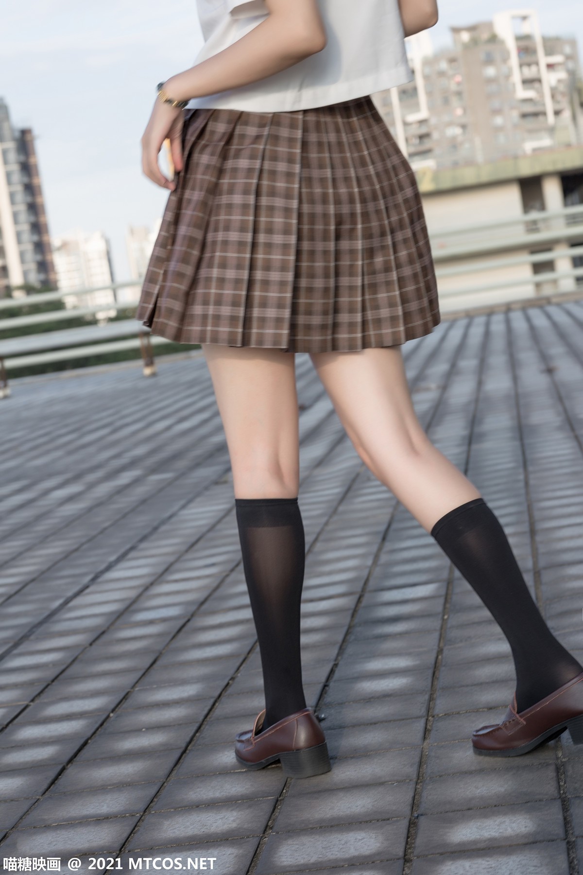Jpxgyw.com_[喵糖映画]Vol.375_忧郁少女户外性感白衬衣配百褶短裙黑丝腿袜秀美腿迷人写真34P