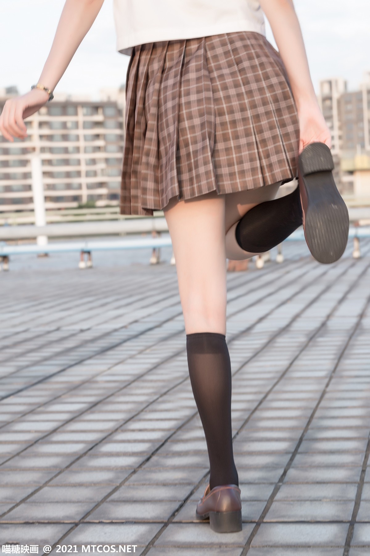 Jpxgyw.com_[喵糖映画]Vol.375_忧郁少女户外性感白衬衣配百褶短裙黑丝腿袜秀美腿迷人写真34P
