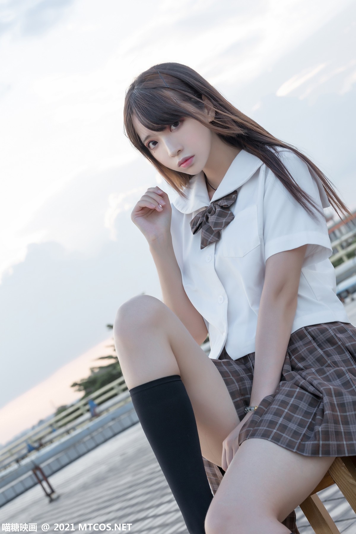 Jpxgyw.com_[喵糖映画]Vol.375_忧郁少女户外性感白衬衣配百褶短裙黑丝腿袜秀美腿迷人写真34P