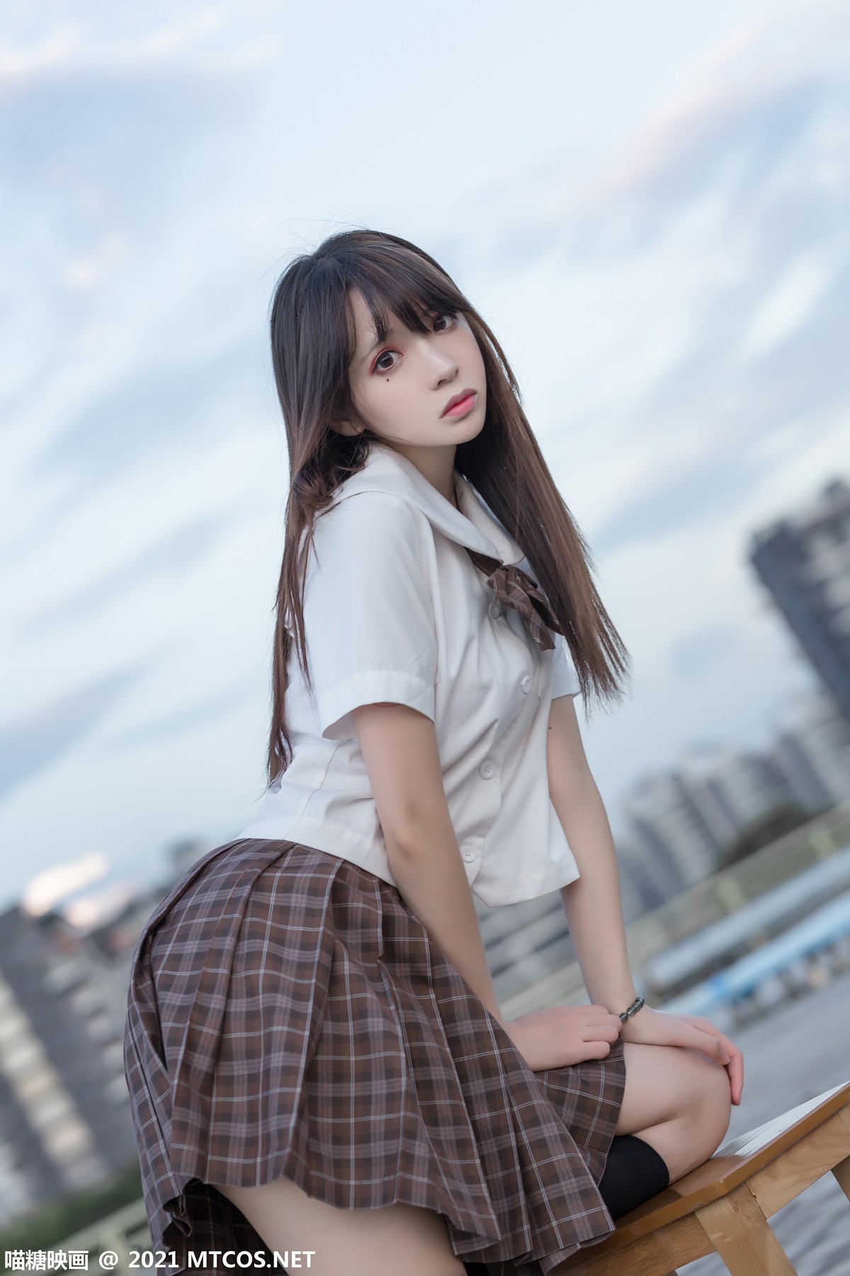 Jpxgyw.com_[喵糖映画]Vol.375_忧郁少女户外性感白衬衣配百褶短裙黑丝腿袜秀美腿迷人写真34P