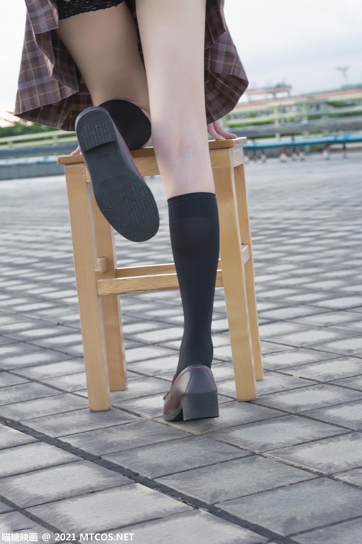 Jpxgyw.com_[喵糖映画]Vol.375_忧郁少女户外性感白衬衣配百褶短裙黑丝腿袜秀美腿迷人写真34P