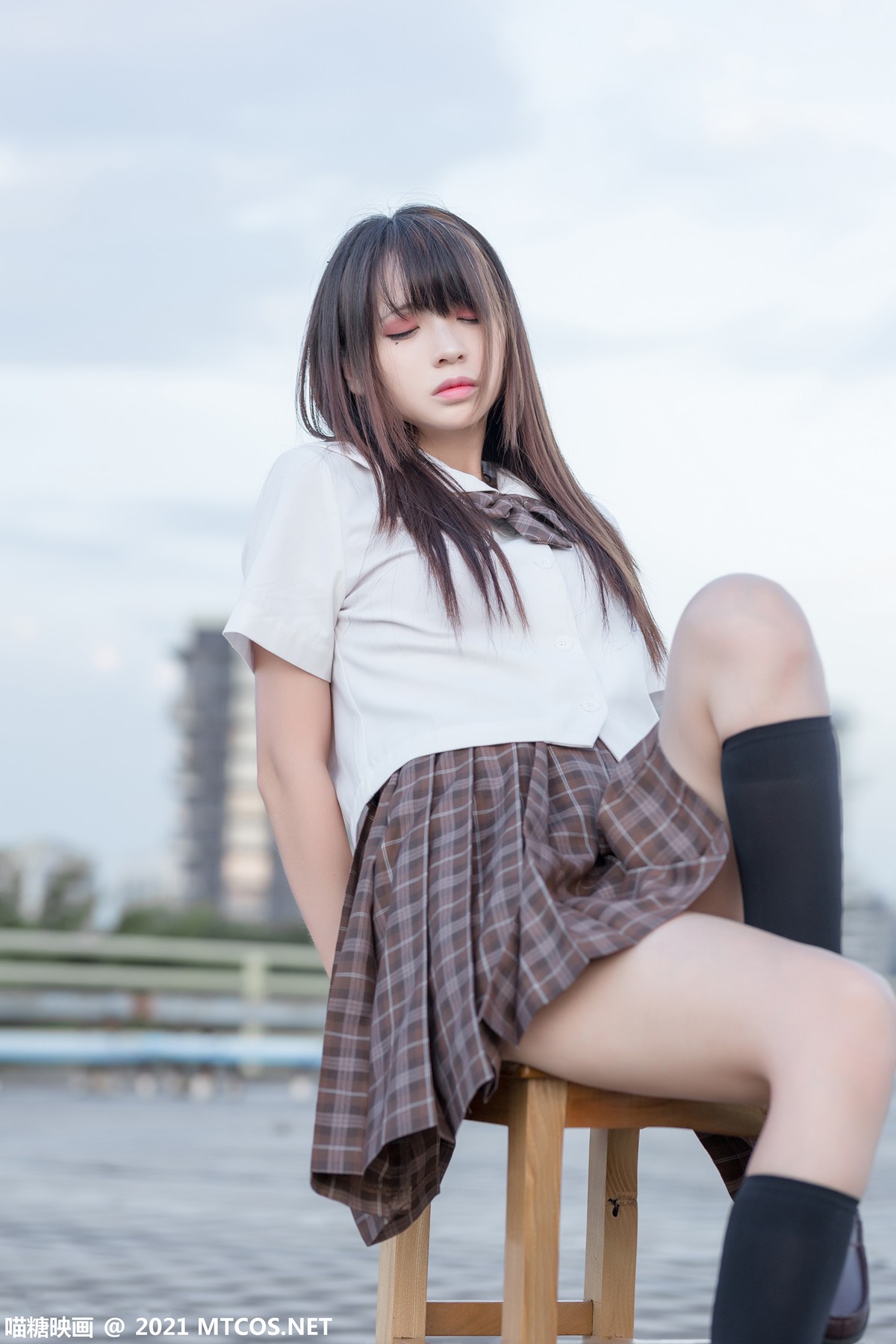 Jpxgyw.com_[喵糖映画]Vol.375_忧郁少女户外性感白衬衣配百褶短裙黑丝腿袜秀美腿迷人写真34P