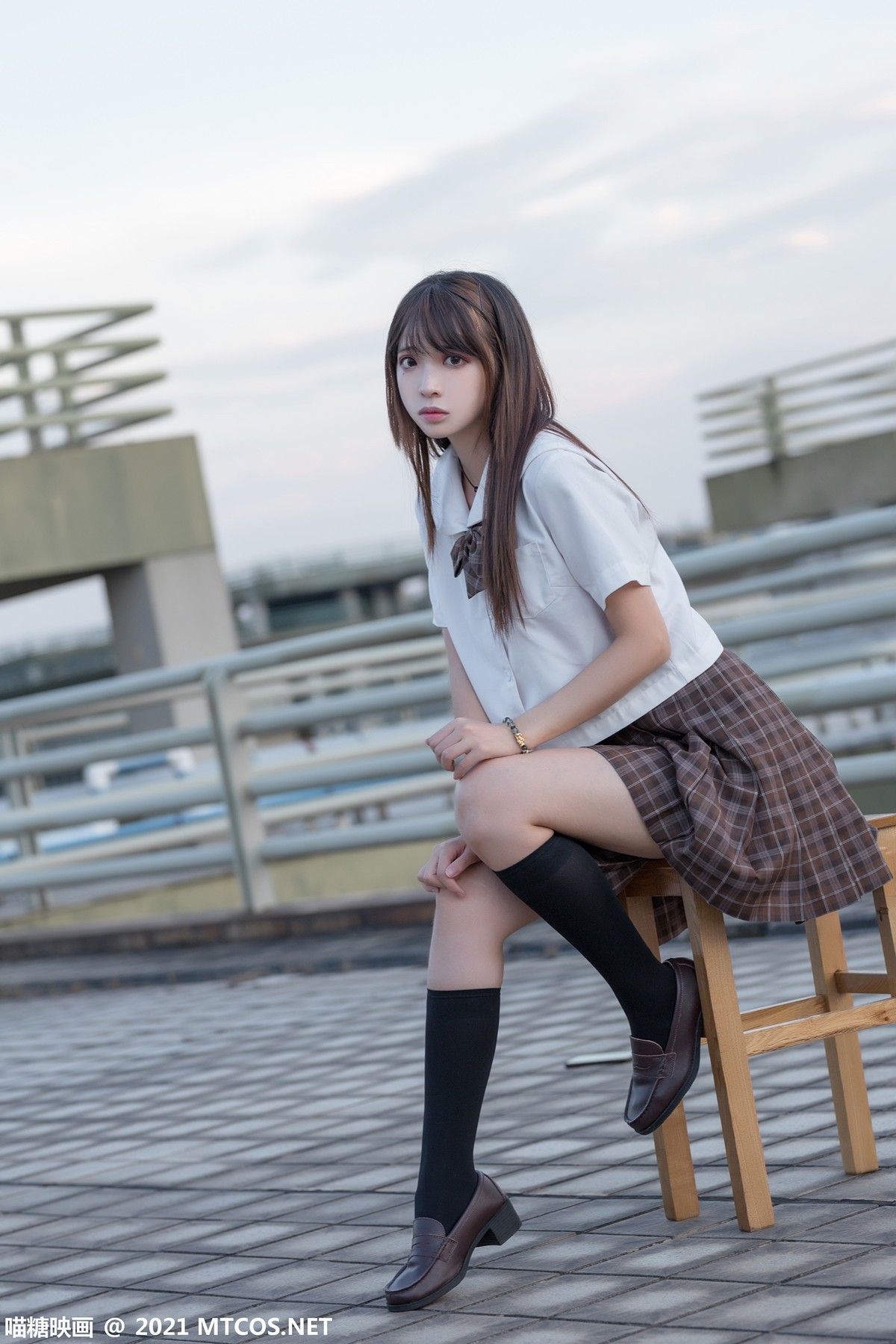 Jpxgyw.com_[喵糖映画]Vol.375_忧郁少女户外性感白衬衣配百褶短裙黑丝腿袜秀美腿迷人写真34P