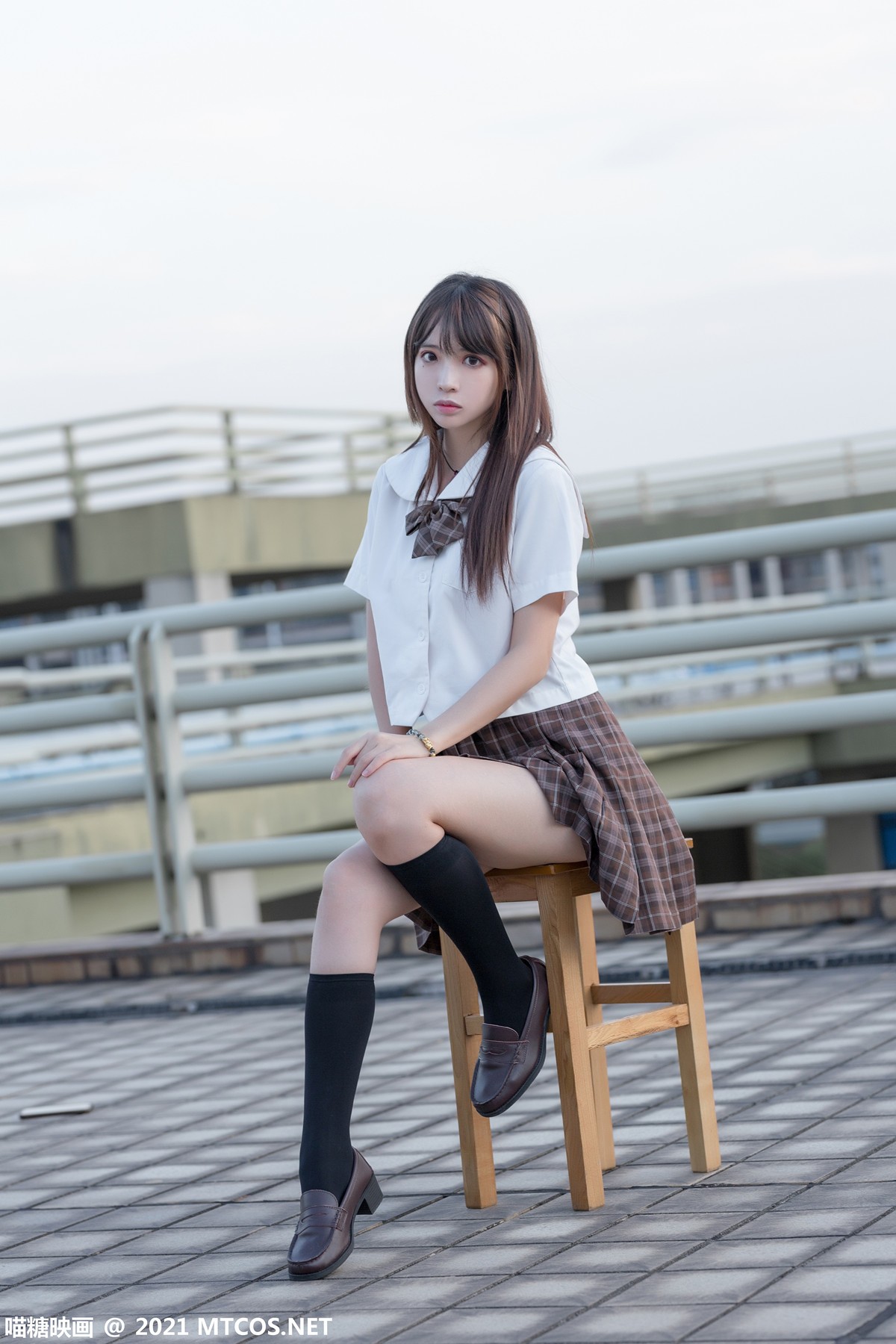 Jpxgyw.com_[喵糖映画]Vol.375_忧郁少女户外性感白衬衣配百褶短裙黑丝腿袜秀美腿迷人写真34P