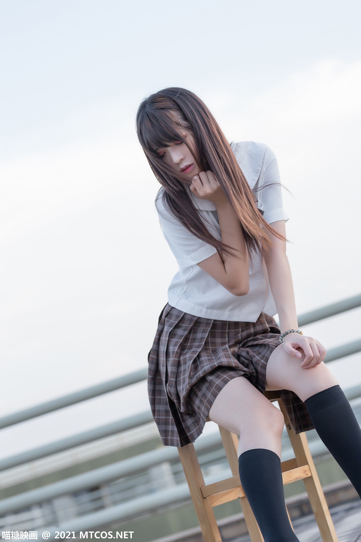 Jpxgyw.com_[喵糖映画]Vol.375_忧郁少女户外性感白衬衣配百褶短裙黑丝腿袜秀美腿迷人写真34P