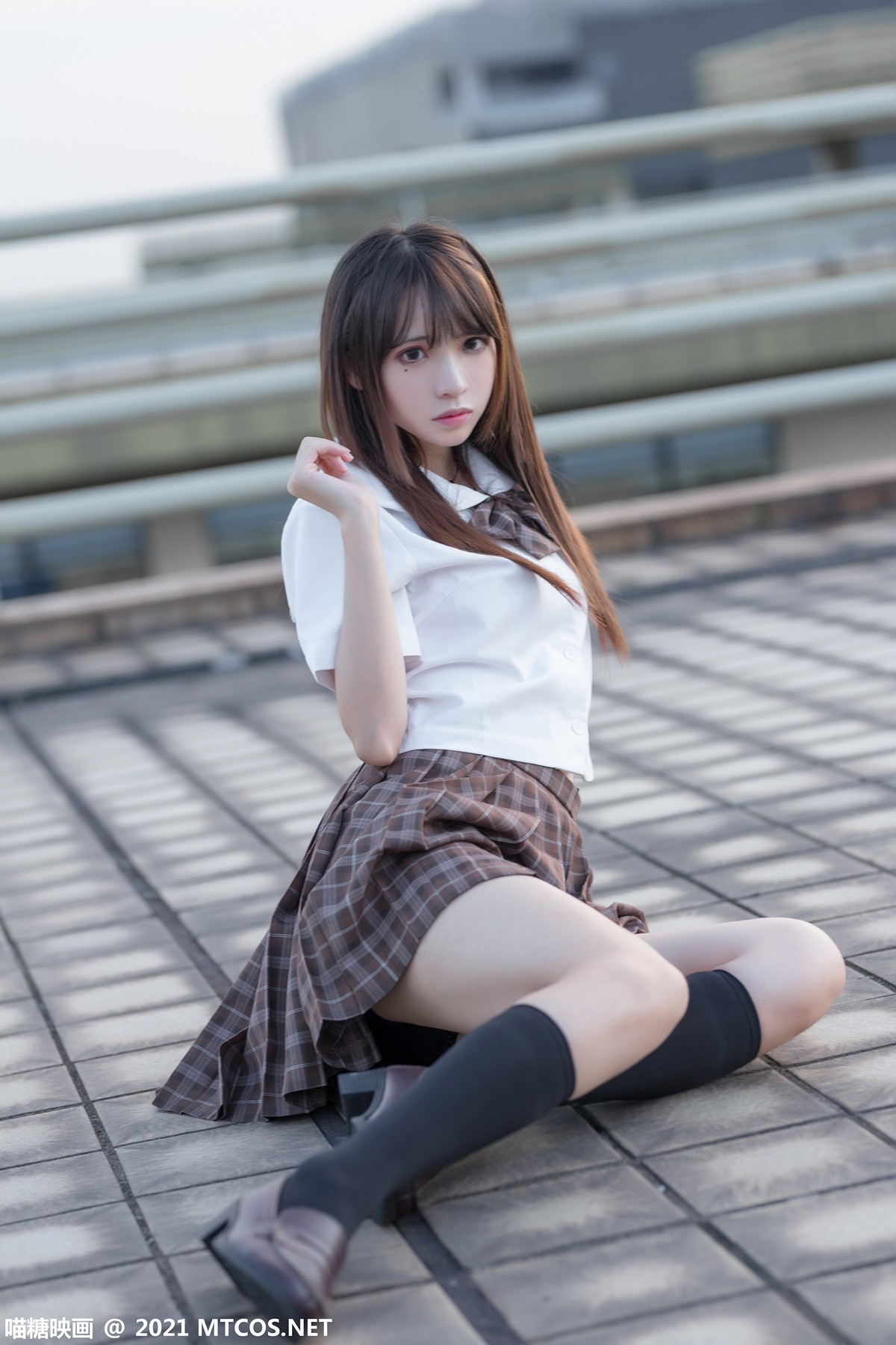 Jpxgyw.com_[喵糖映画]Vol.375_忧郁少女户外性感白衬衣配百褶短裙黑丝腿袜秀美腿迷人写真34P
