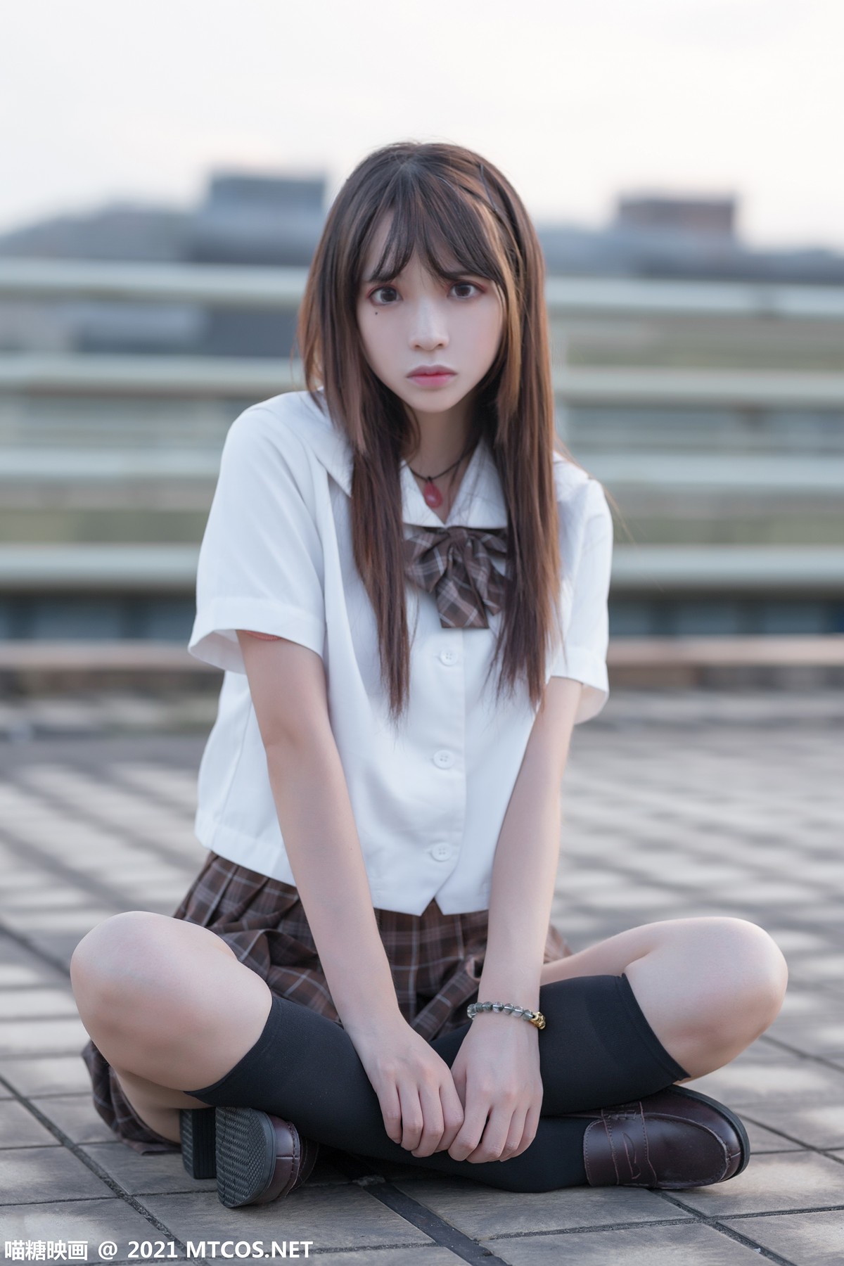 Jpxgyw.com_[喵糖映画]Vol.375_忧郁少女户外性感白衬衣配百褶短裙黑丝腿袜秀美腿迷人写真34P