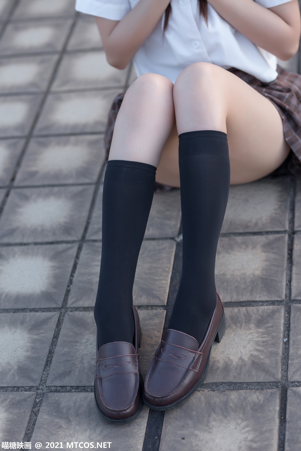 Jpxgyw.com_[喵糖映画]Vol.375_忧郁少女户外性感白衬衣配百褶短裙黑丝腿袜秀美腿迷人写真34P