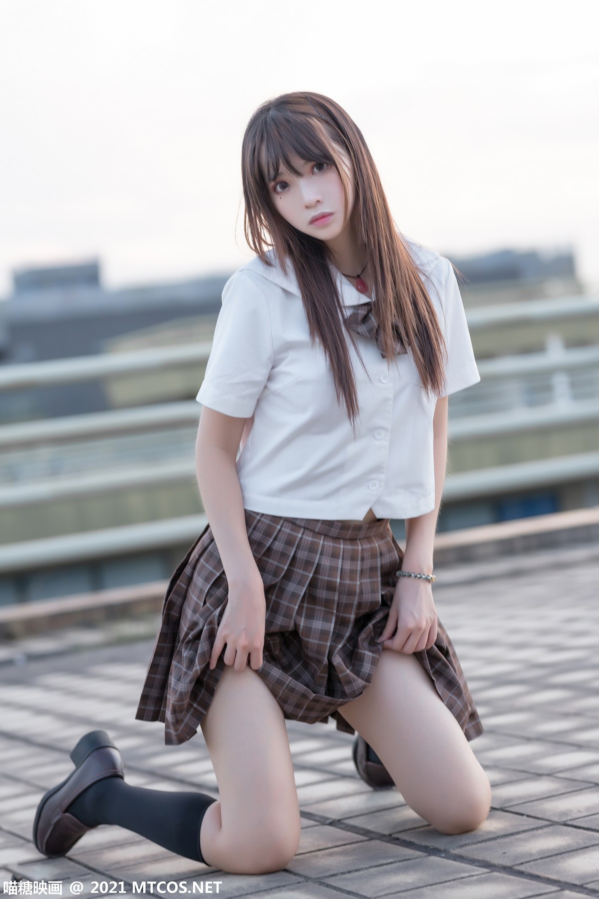 Jpxgyw.com_[喵糖映画]Vol.375_忧郁少女户外性感白衬衣配百褶短裙黑丝腿袜秀美腿迷人写真34P