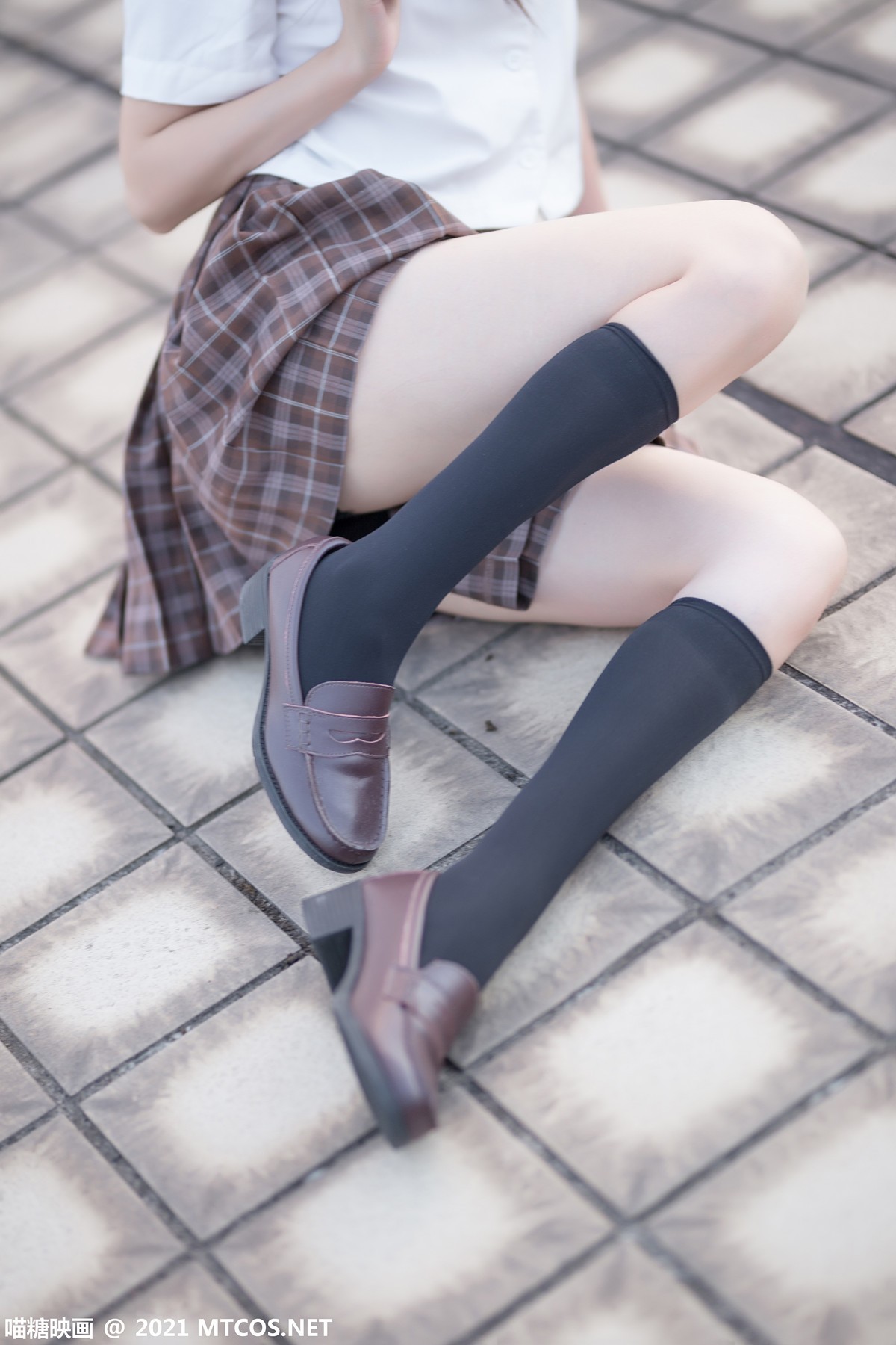 Jpxgyw.com_[喵糖映画]Vol.375_忧郁少女户外性感白衬衣配百褶短裙黑丝腿袜秀美腿迷人写真34P
