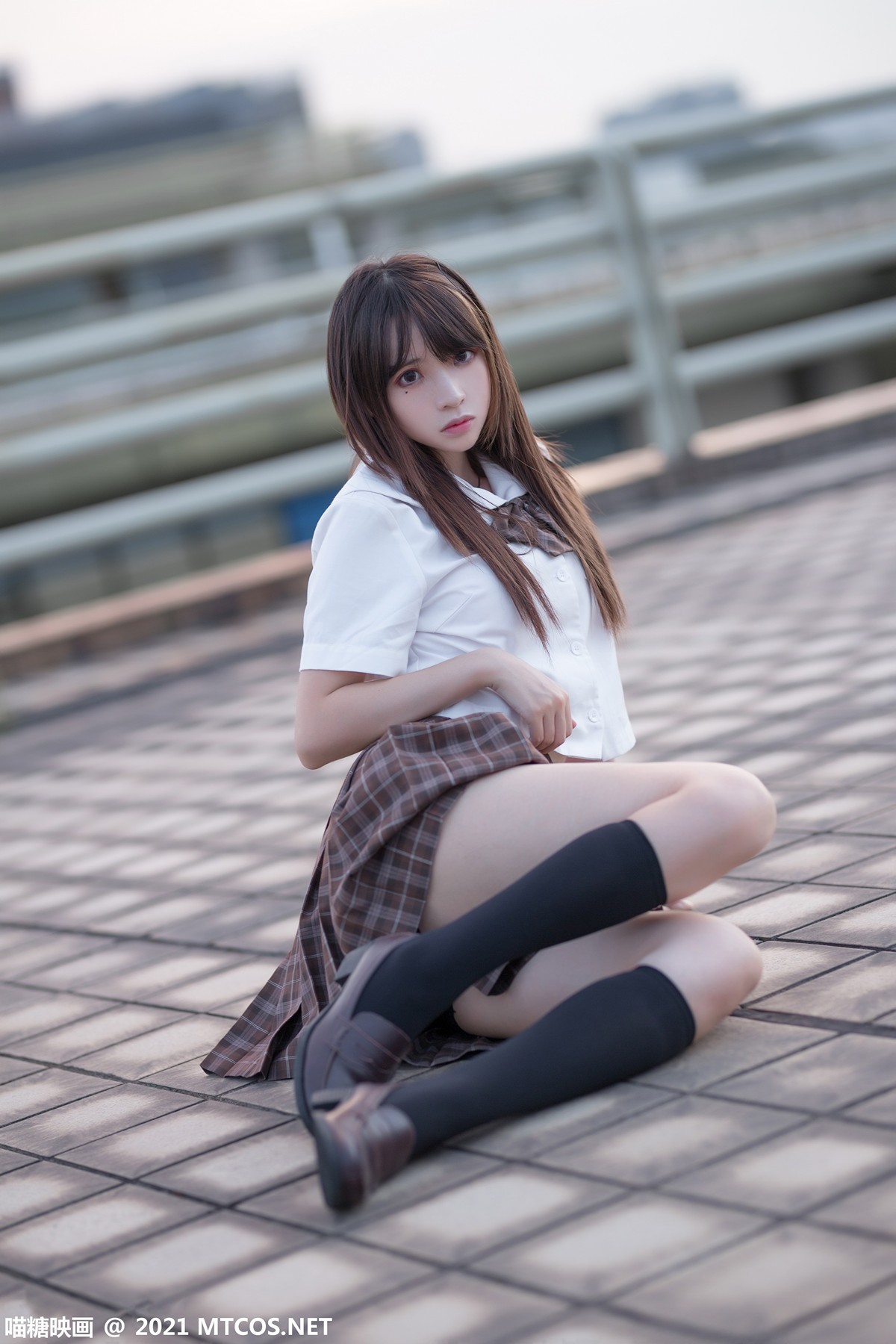 Jpxgyw.com_[喵糖映画]Vol.375_忧郁少女户外性感白衬衣配百褶短裙黑丝腿袜秀美腿迷人写真34P