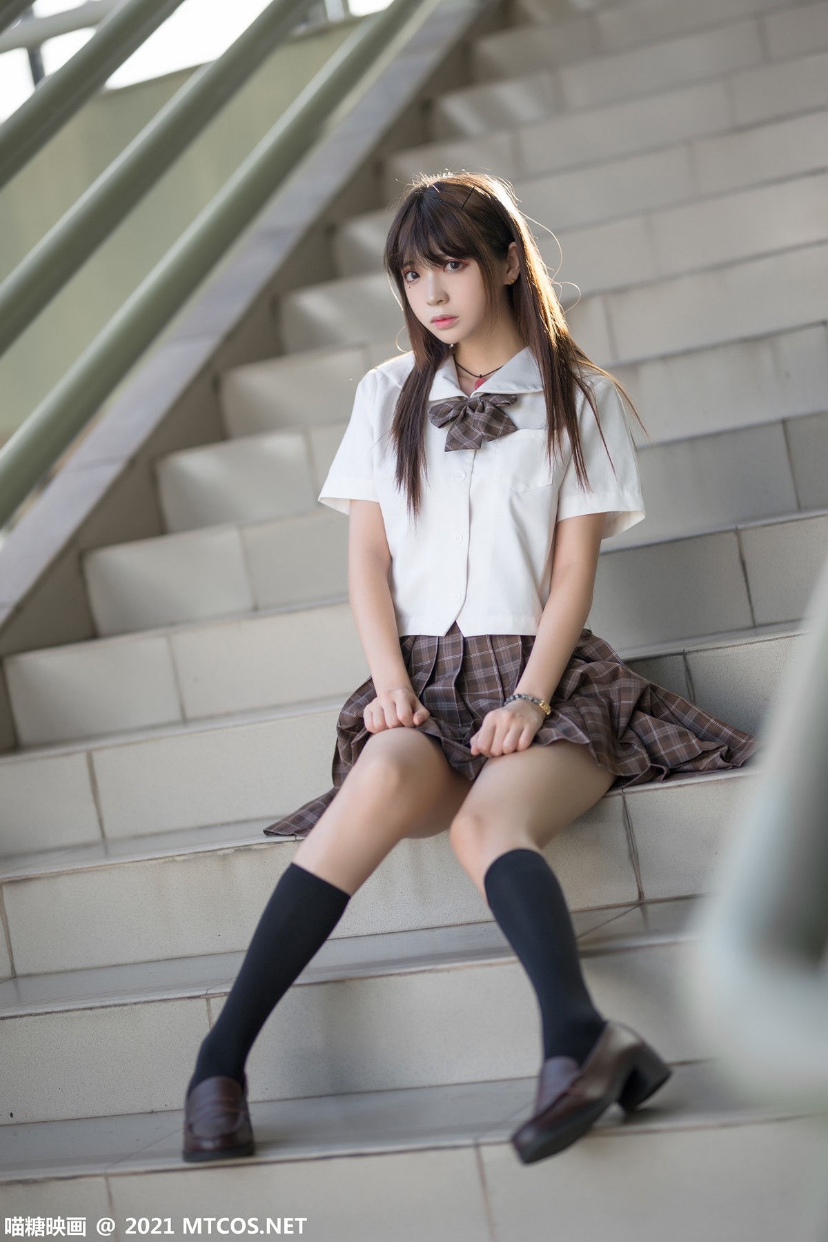 Jpxgyw.com_[喵糖映画]Vol.375_忧郁少女户外性感白衬衣配百褶短裙黑丝腿袜秀美腿迷人写真34P