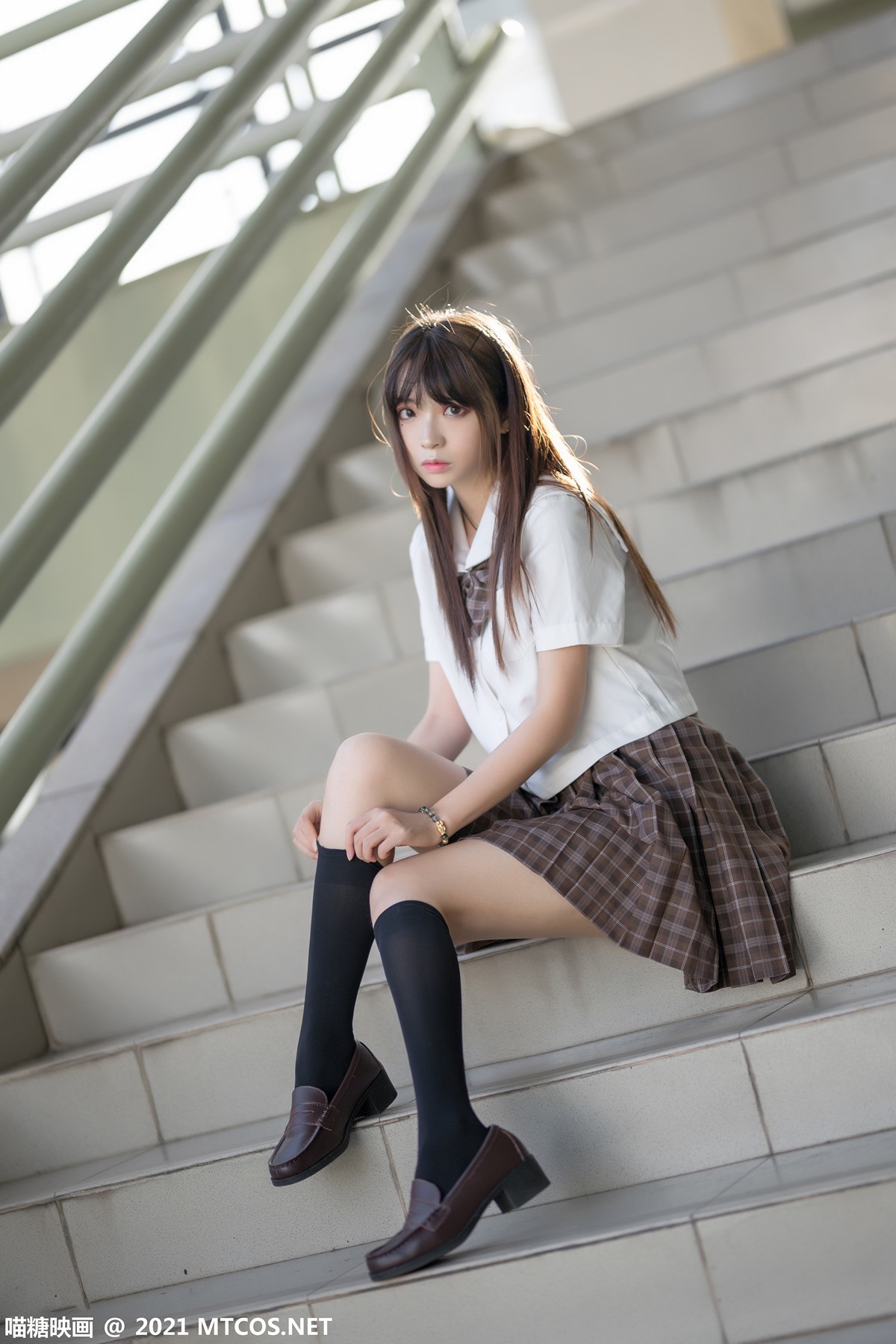 Jpxgyw.com_[喵糖映画]Vol.375_忧郁少女户外性感白衬衣配百褶短裙黑丝腿袜秀美腿迷人写真34P