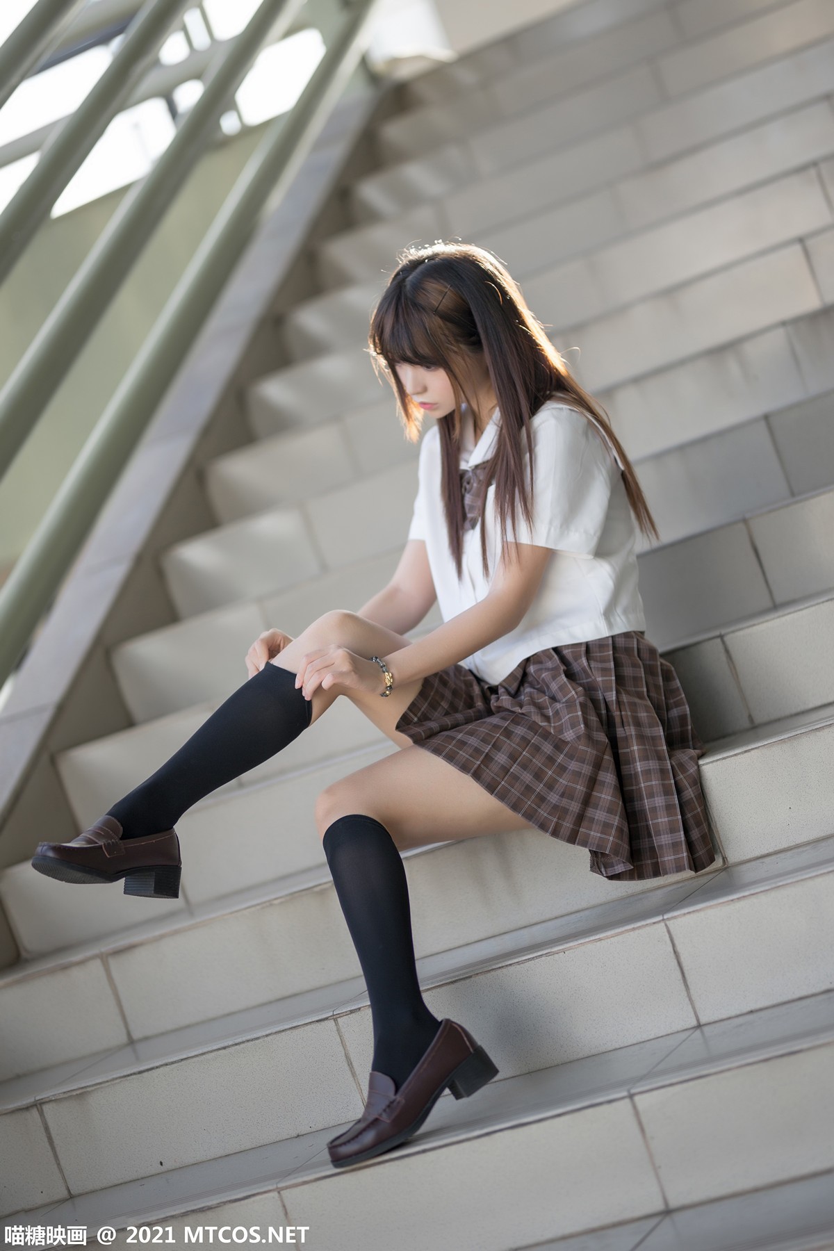 Jpxgyw.com_[喵糖映画]Vol.375_忧郁少女户外性感白衬衣配百褶短裙黑丝腿袜秀美腿迷人写真34P