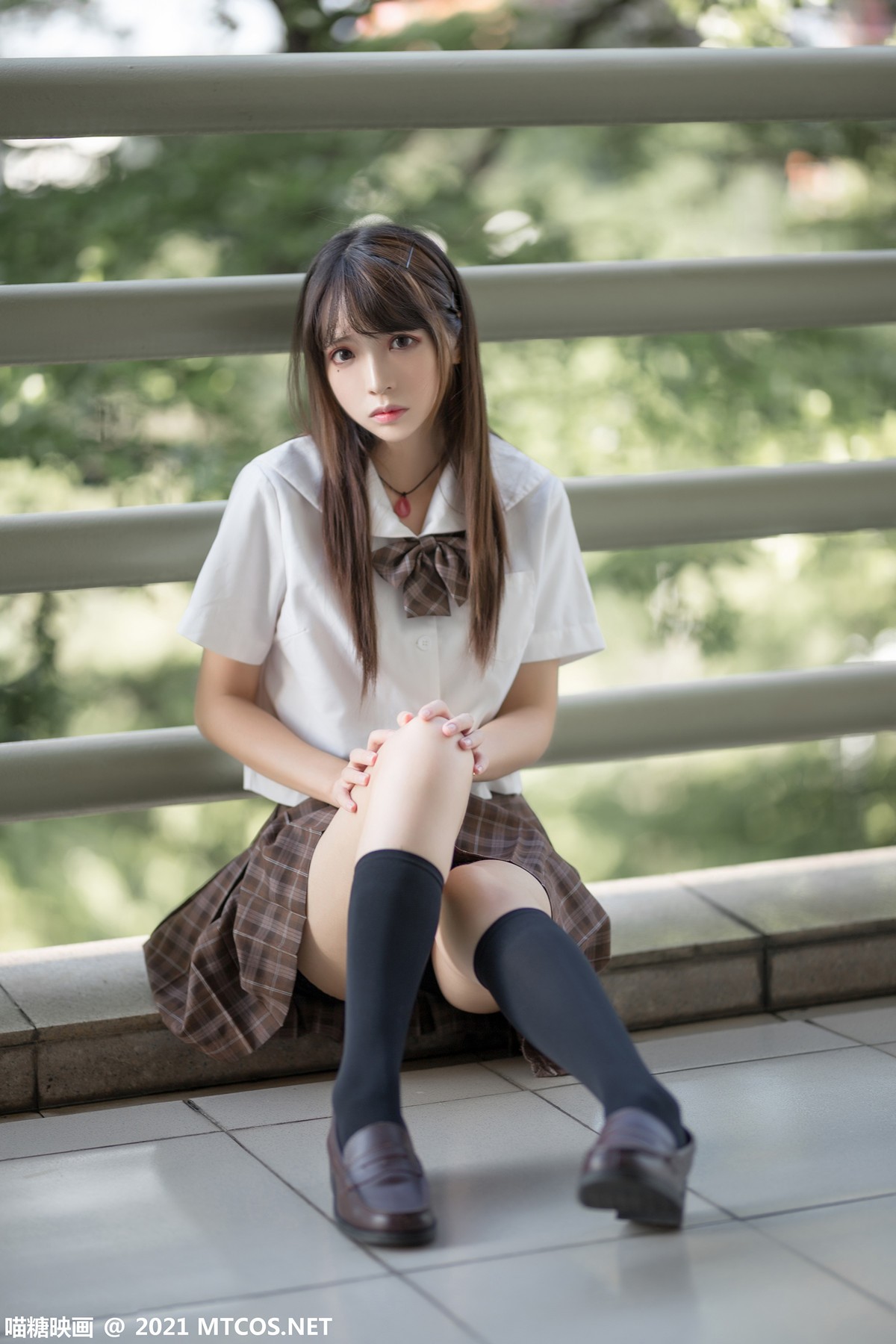 Jpxgyw.com_[喵糖映画]Vol.375_忧郁少女户外性感白衬衣配百褶短裙黑丝腿袜秀美腿迷人写真34P