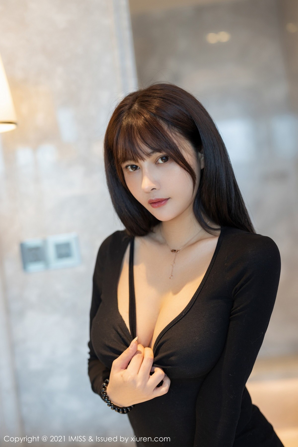 Jpxgyw.com_[IMISS爱蜜社]Vol.585_嫩模萌奈子私房黑色长裙配无内黑丝裤袜秀完美身材诱惑写真47P
