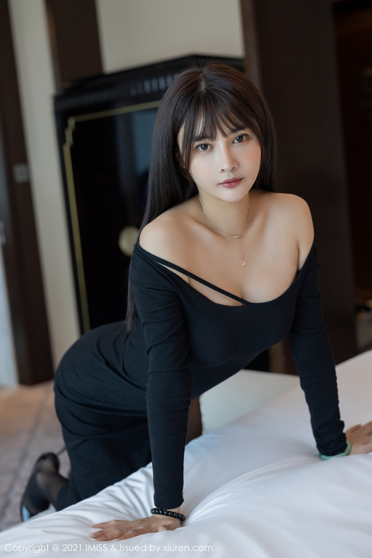 Jpxgyw.com_[IMISS爱蜜社]Vol.585_嫩模萌奈子私房黑色长裙配无内黑丝裤袜秀完美身材诱惑写真47P