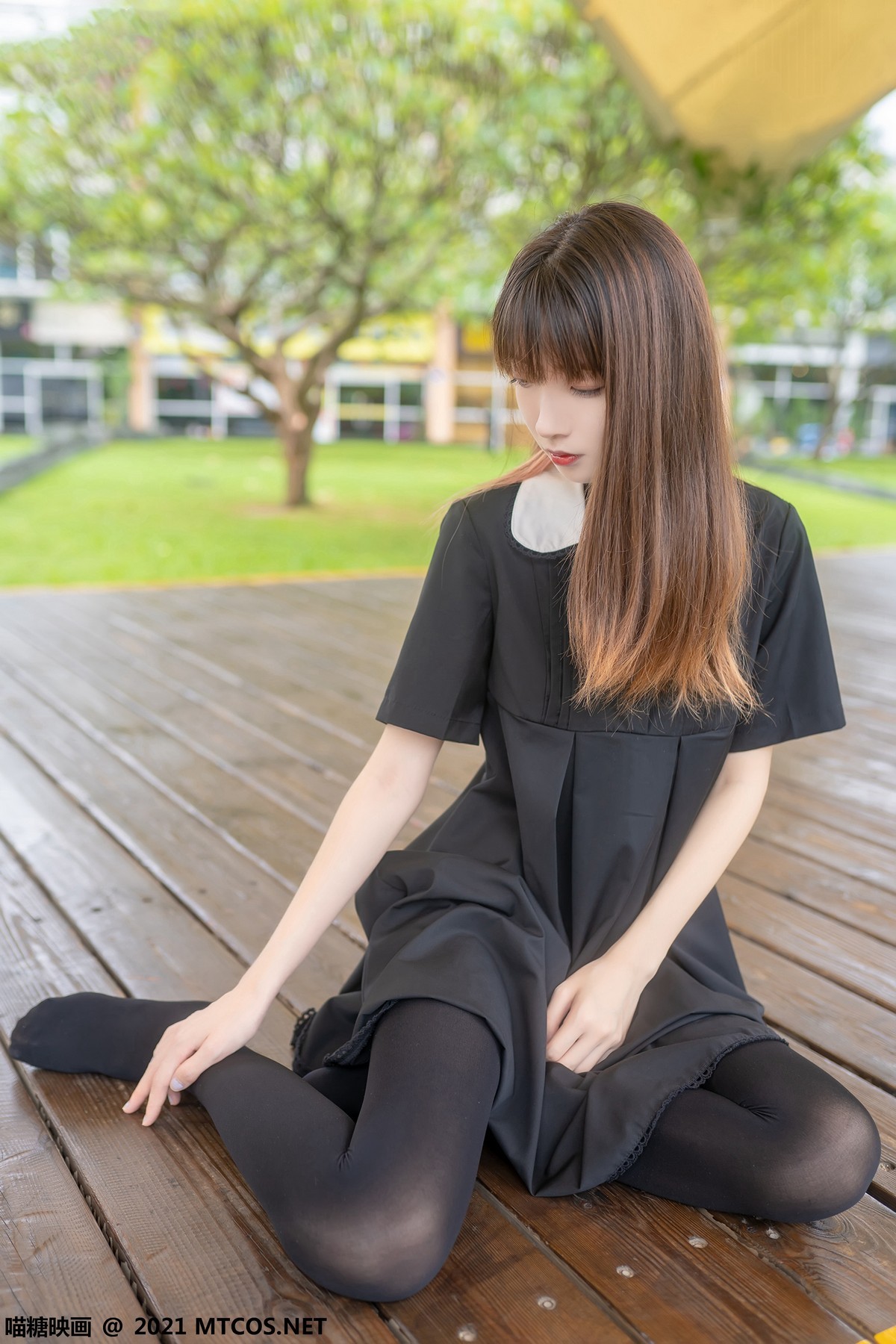 Jpxgyw.com_[喵糖映画]Vol.423_黑色连身裙美女户外黑丝裤袜秀性感美腿迷人诱惑写真35P