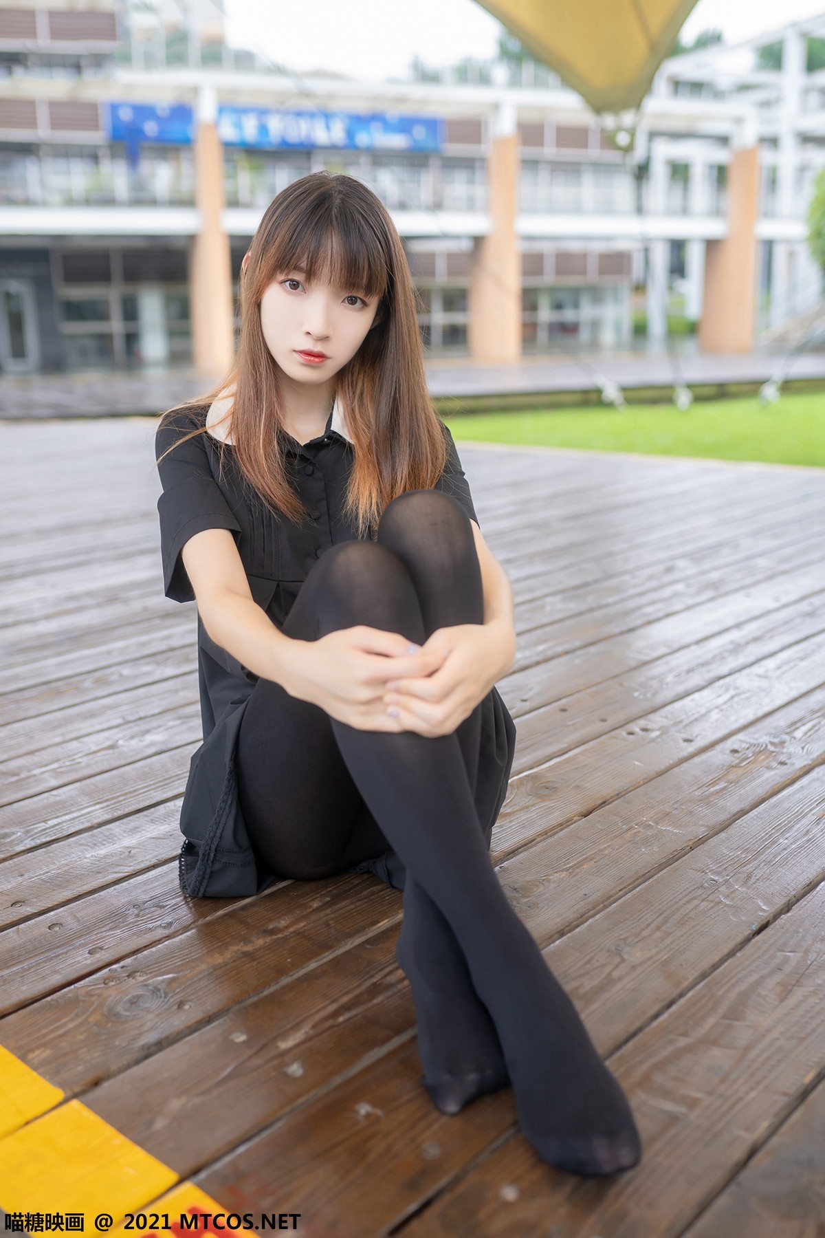 Jpxgyw.com_[喵糖映画]Vol.423_黑色连身裙美女户外黑丝裤袜秀性感美腿迷人诱惑写真35P