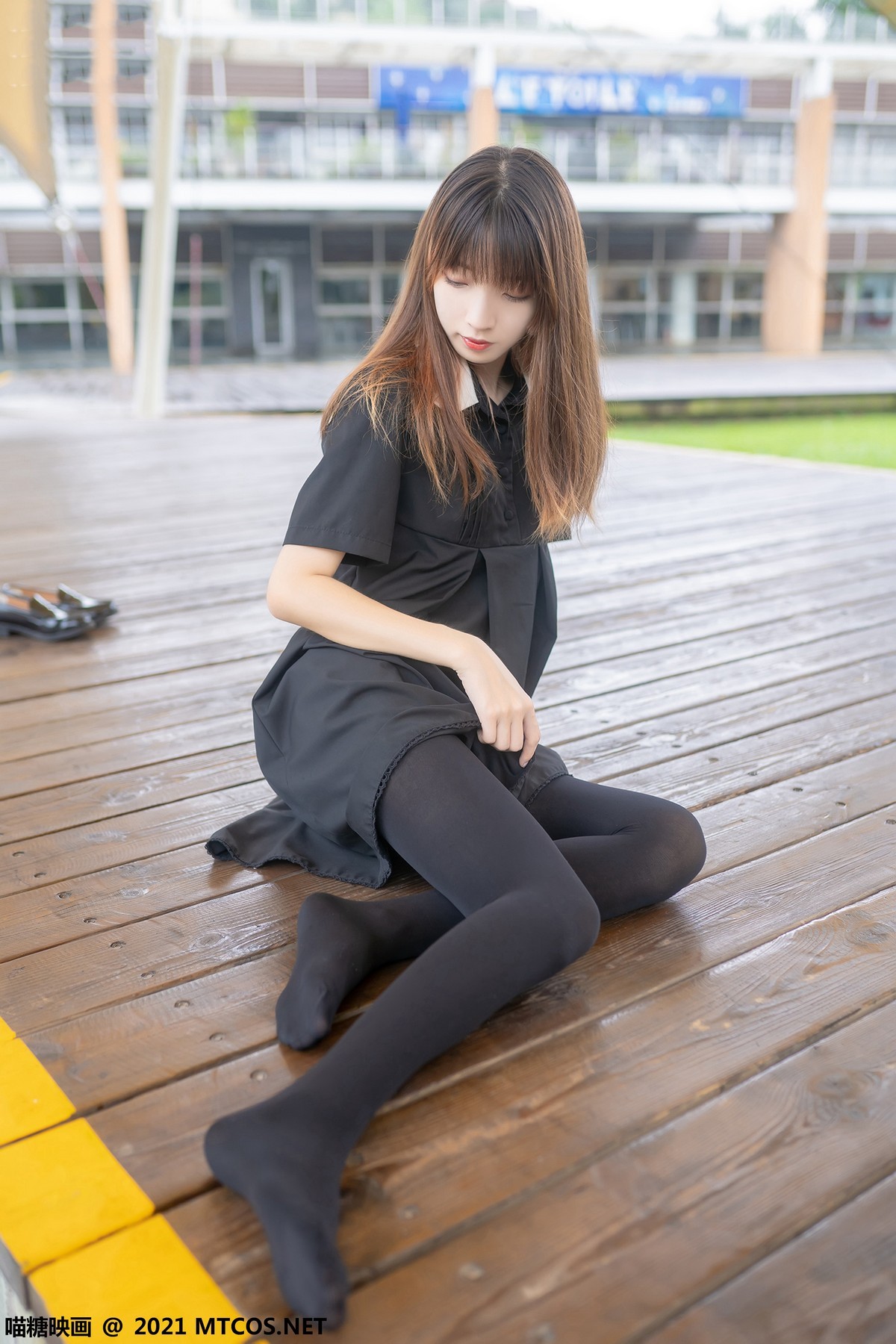 Jpxgyw.com_[喵糖映画]Vol.423_黑色连身裙美女户外黑丝裤袜秀性感美腿迷人诱惑写真35P
