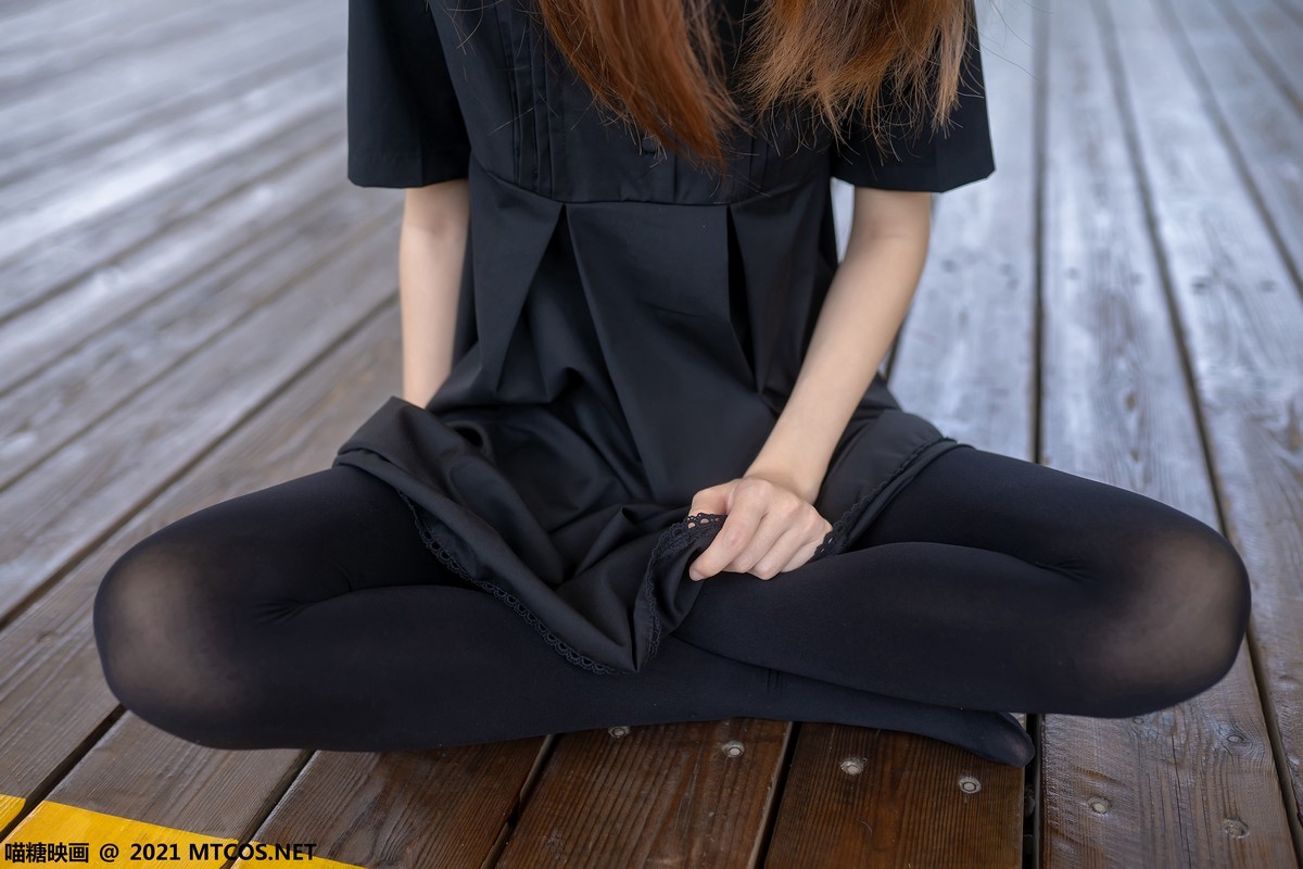Jpxgyw.com_[喵糖映画]Vol.423_黑色连身裙美女户外黑丝裤袜秀性感美腿迷人诱惑写真35P