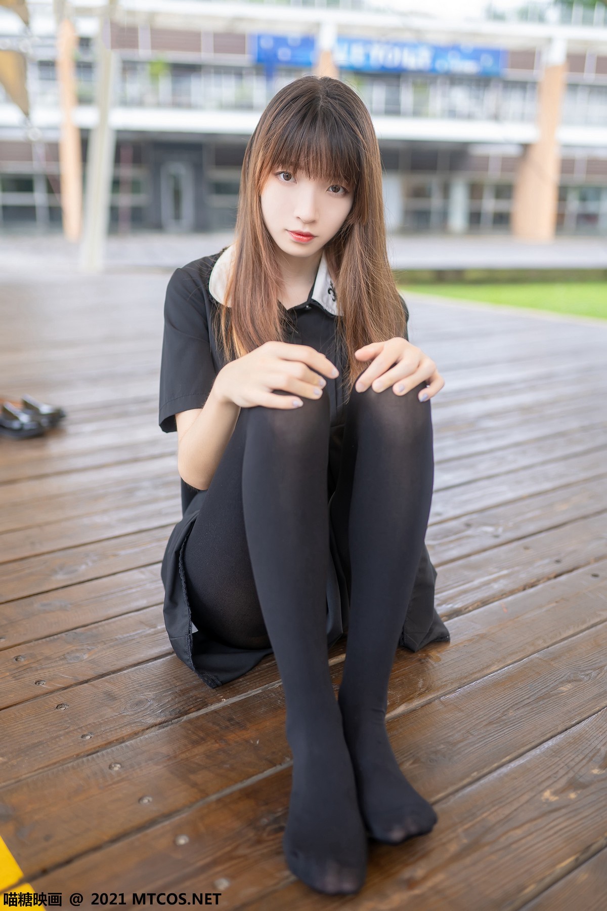 Jpxgyw.com_[喵糖映画]Vol.423_黑色连身裙美女户外黑丝裤袜秀性感美腿迷人诱惑写真35P