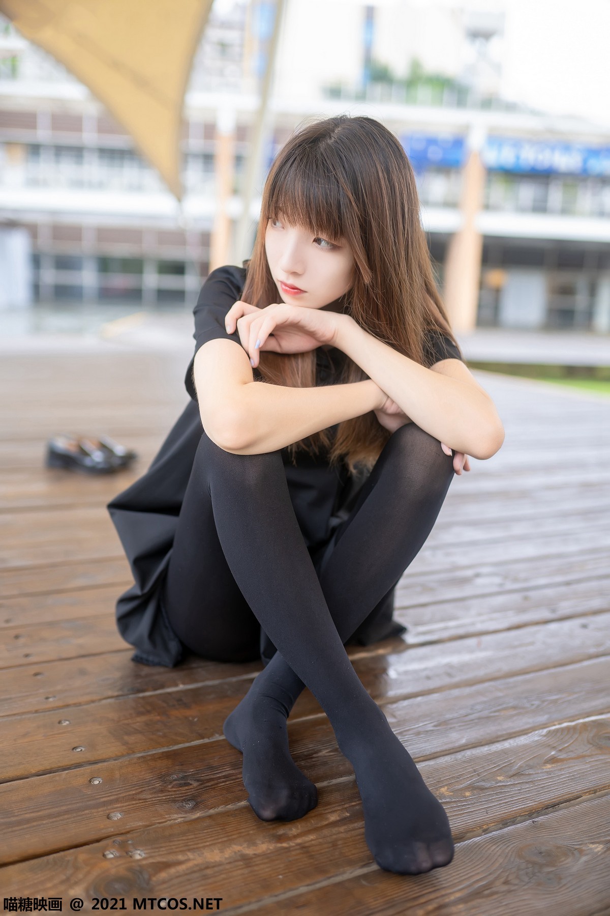 Jpxgyw.com_[喵糖映画]Vol.423_黑色连身裙美女户外黑丝裤袜秀性感美腿迷人诱惑写真35P