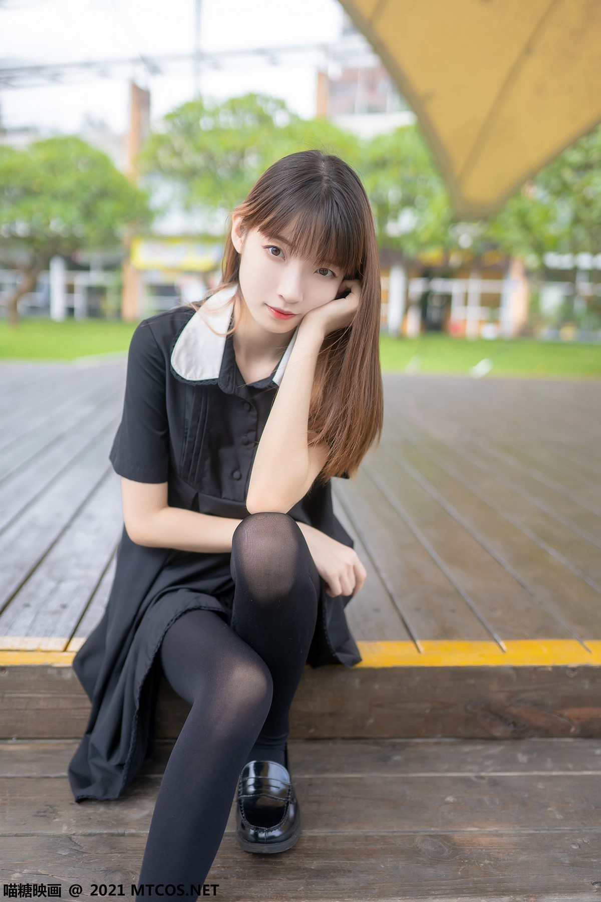 Jpxgyw.com_[喵糖映画]Vol.423_黑色连身裙美女户外黑丝裤袜秀性感美腿迷人诱惑写真35P