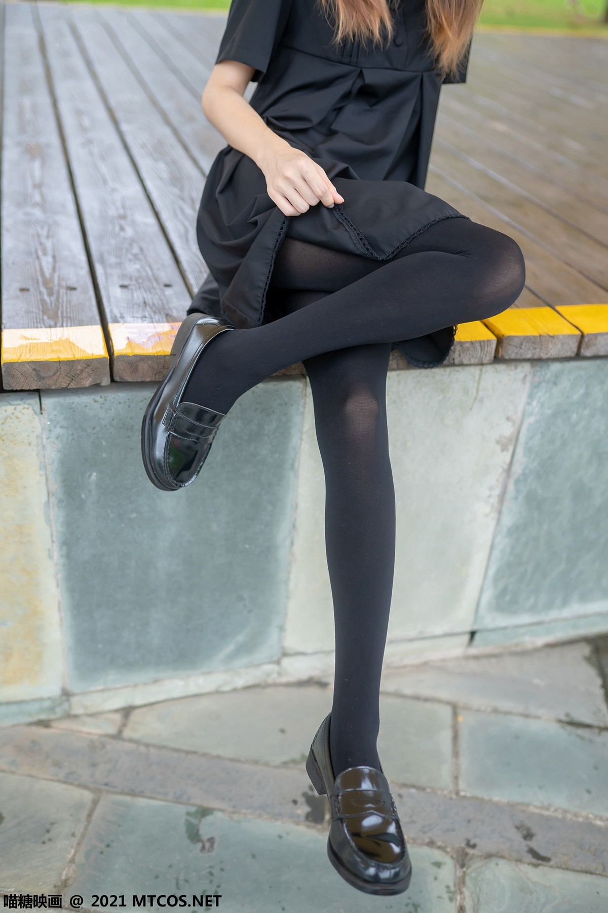 Jpxgyw.com_[喵糖映画]Vol.423_黑色连身裙美女户外黑丝裤袜秀性感美腿迷人诱惑写真35P