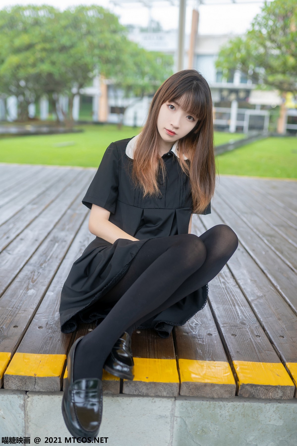 Jpxgyw.com_[喵糖映画]Vol.423_黑色连身裙美女户外黑丝裤袜秀性感美腿迷人诱惑写真35P