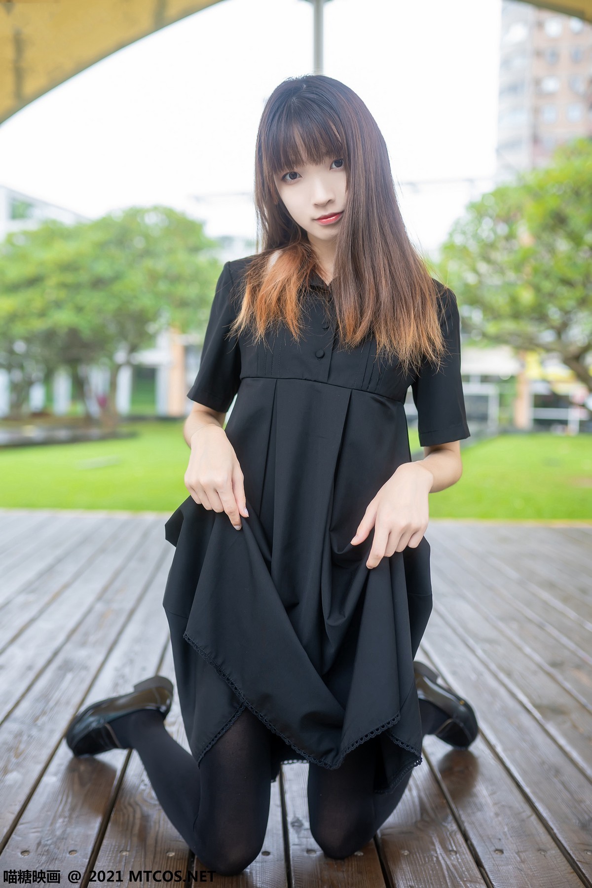 Jpxgyw.com_[喵糖映画]Vol.423_黑色连身裙美女户外黑丝裤袜秀性感美腿迷人诱惑写真35P
