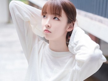 Vol.424_白色长T美少女夏日户外性感宽松短裤秀蜜桃臀美腿骚扰写真40P
