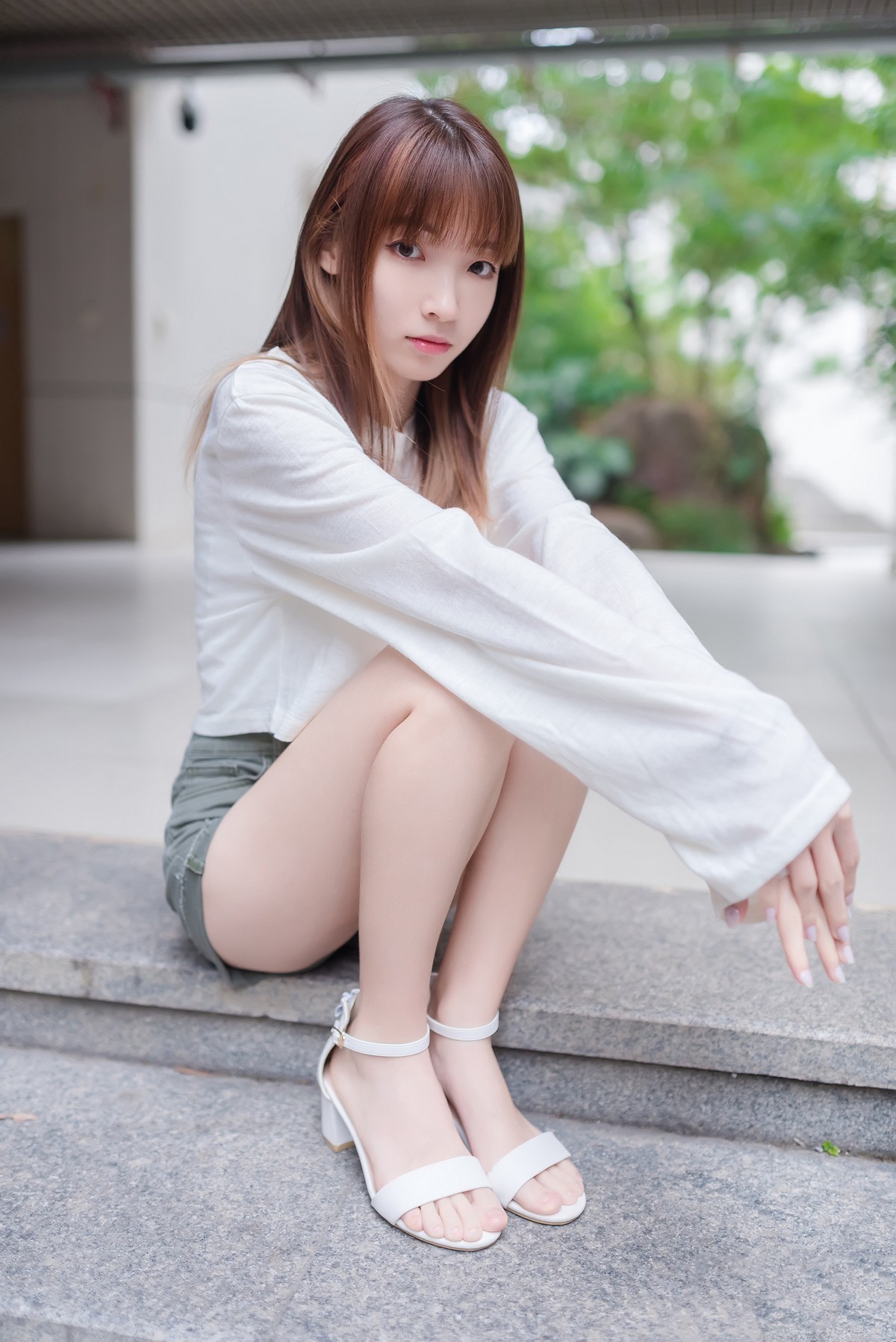 Jpxgyw.com_[喵糖映画]Vol.424_白色长T美少女夏日户外性感宽松短裤秀翘臀美腿诱惑写真40P