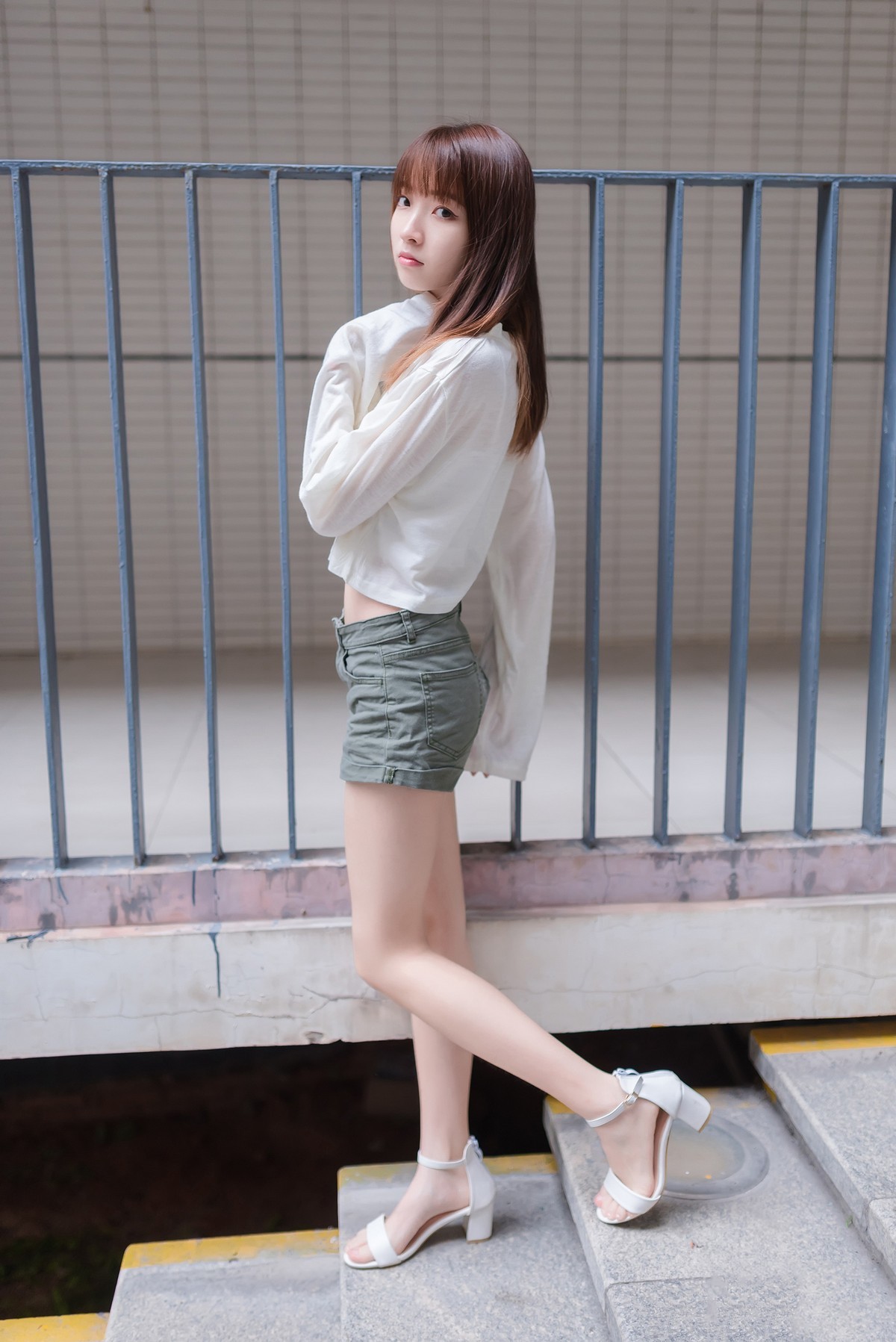 Jpxgyw.com_[喵糖映画]Vol.424_白色长T美少女夏日户外性感宽松短裤秀翘臀美腿诱惑写真40P