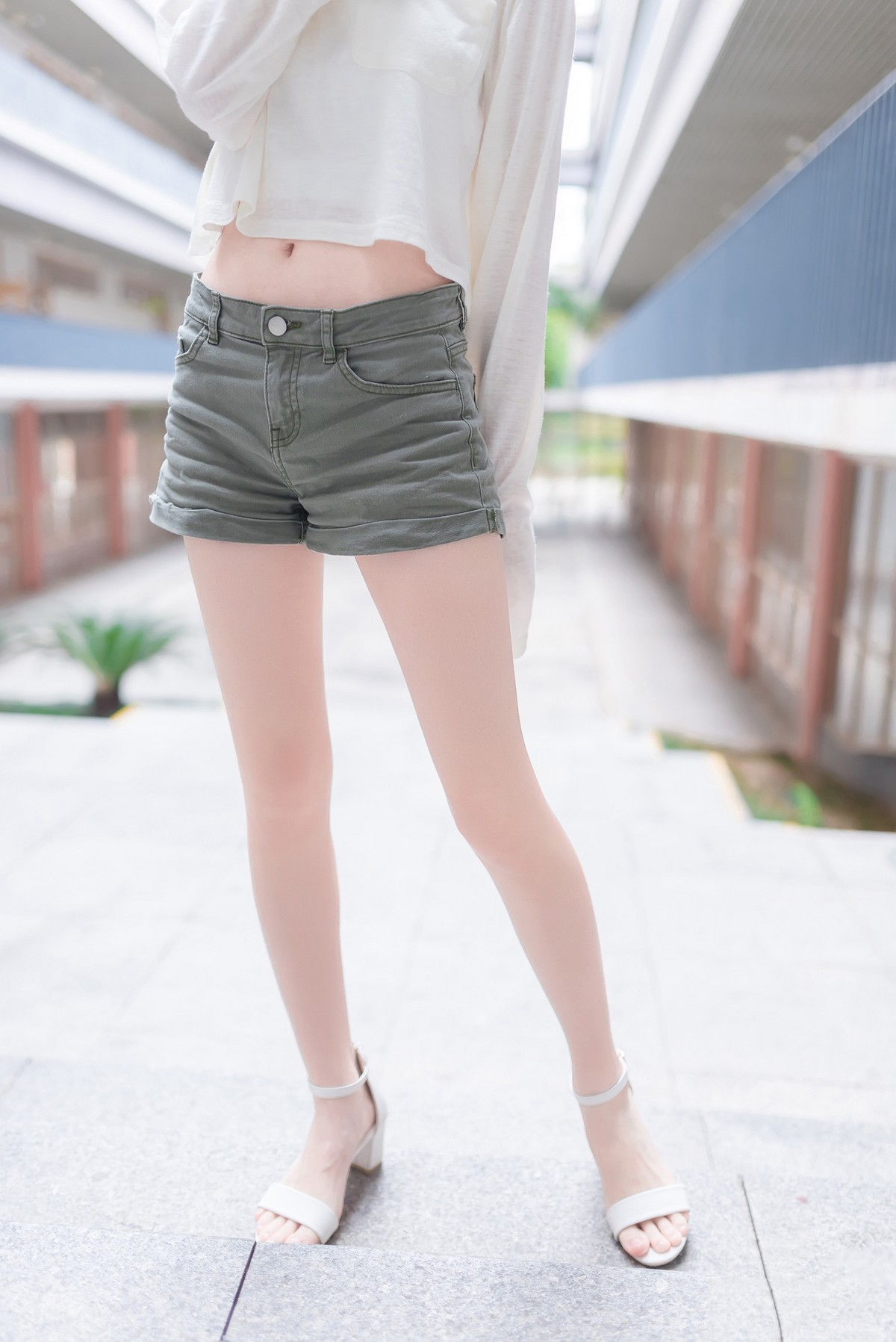 Jpxgyw.com_[喵糖映画]Vol.424_白色长T美少女夏日户外性感宽松短裤秀翘臀美腿诱惑写真40P