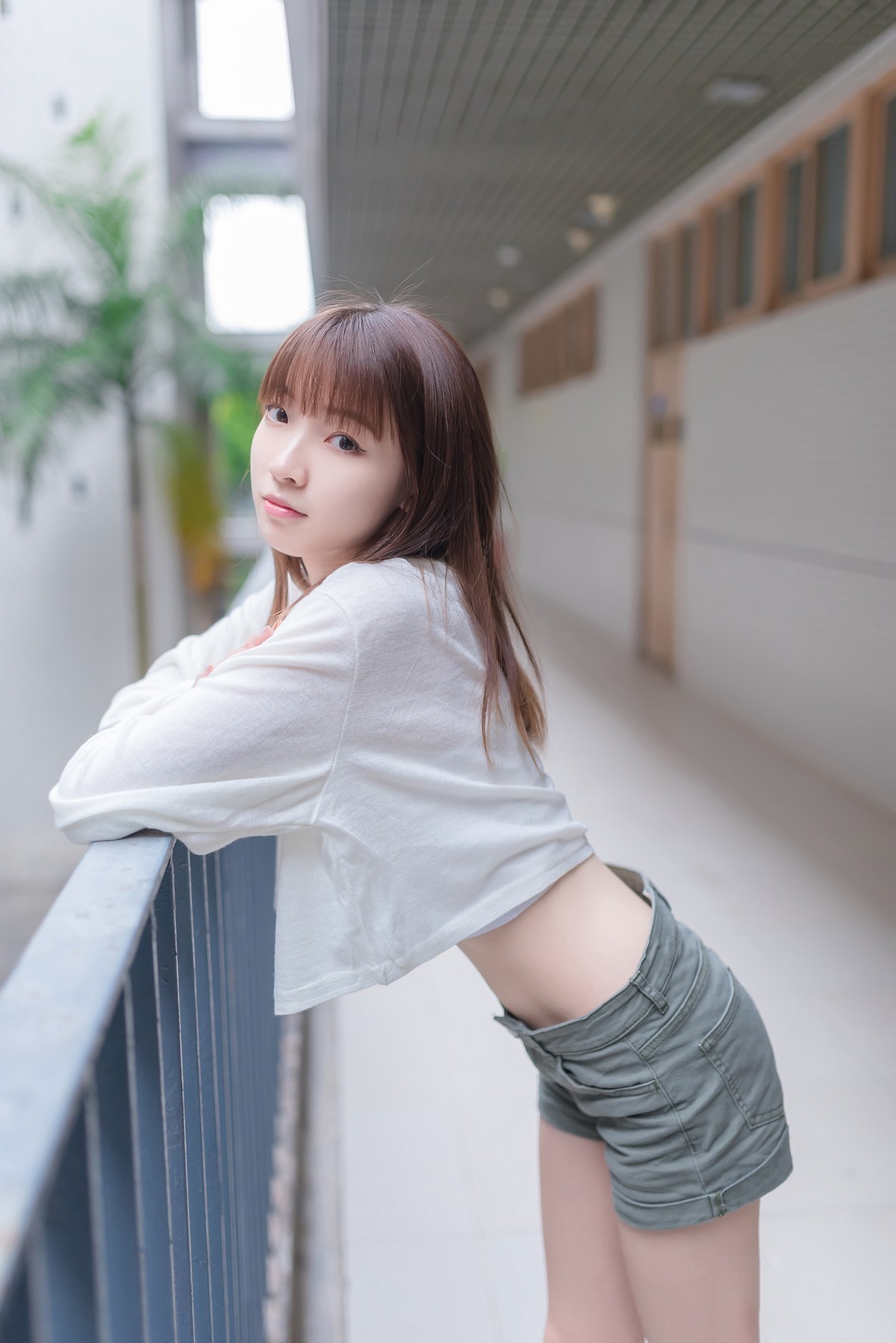 Jpxgyw.com_[喵糖映画]Vol.424_白色长T美少女夏日户外性感宽松短裤秀翘臀美腿诱惑写真40P