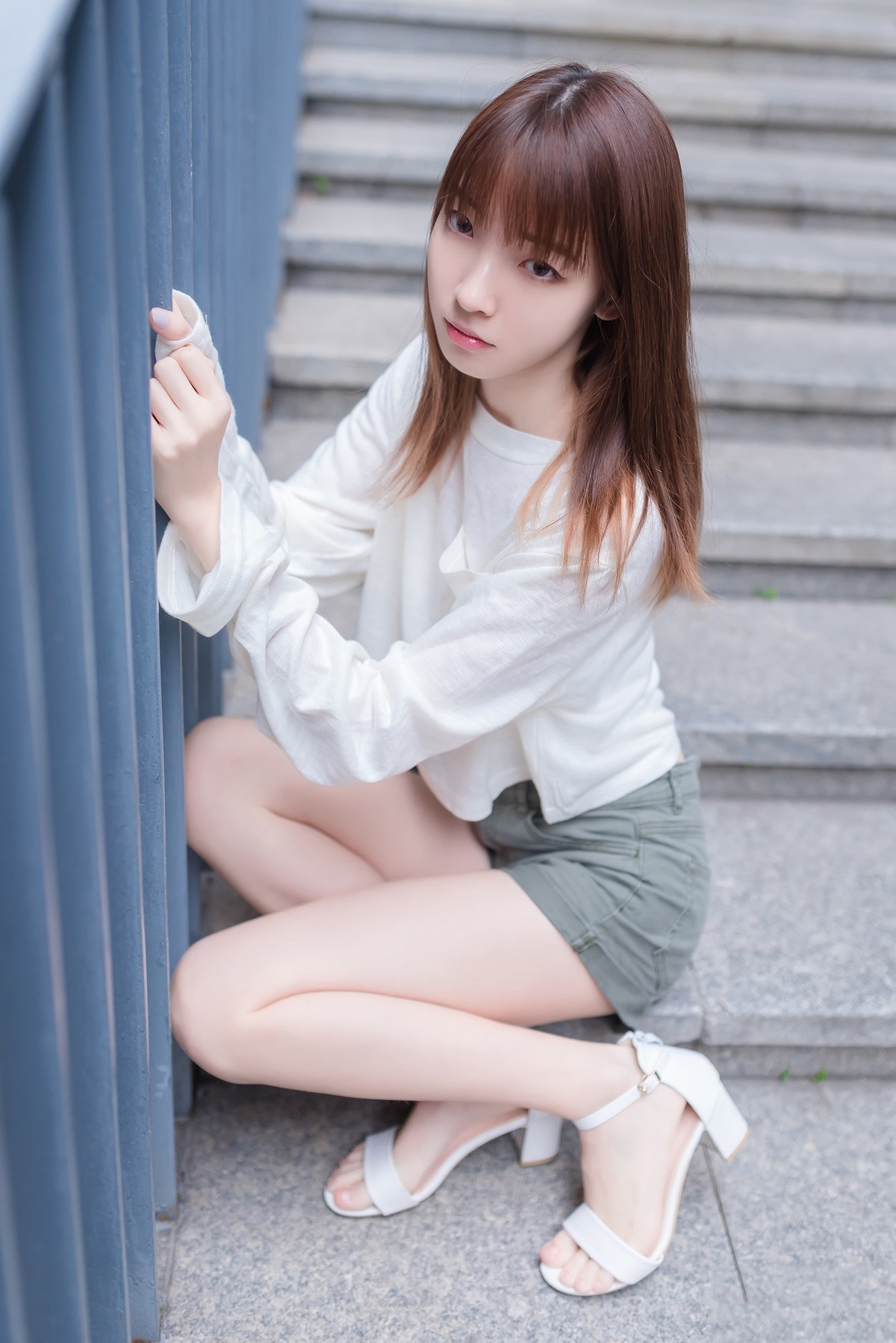 Jpxgyw.com_[喵糖映画]Vol.424_白色长T美少女夏日户外性感宽松短裤秀翘臀美腿诱惑写真40P