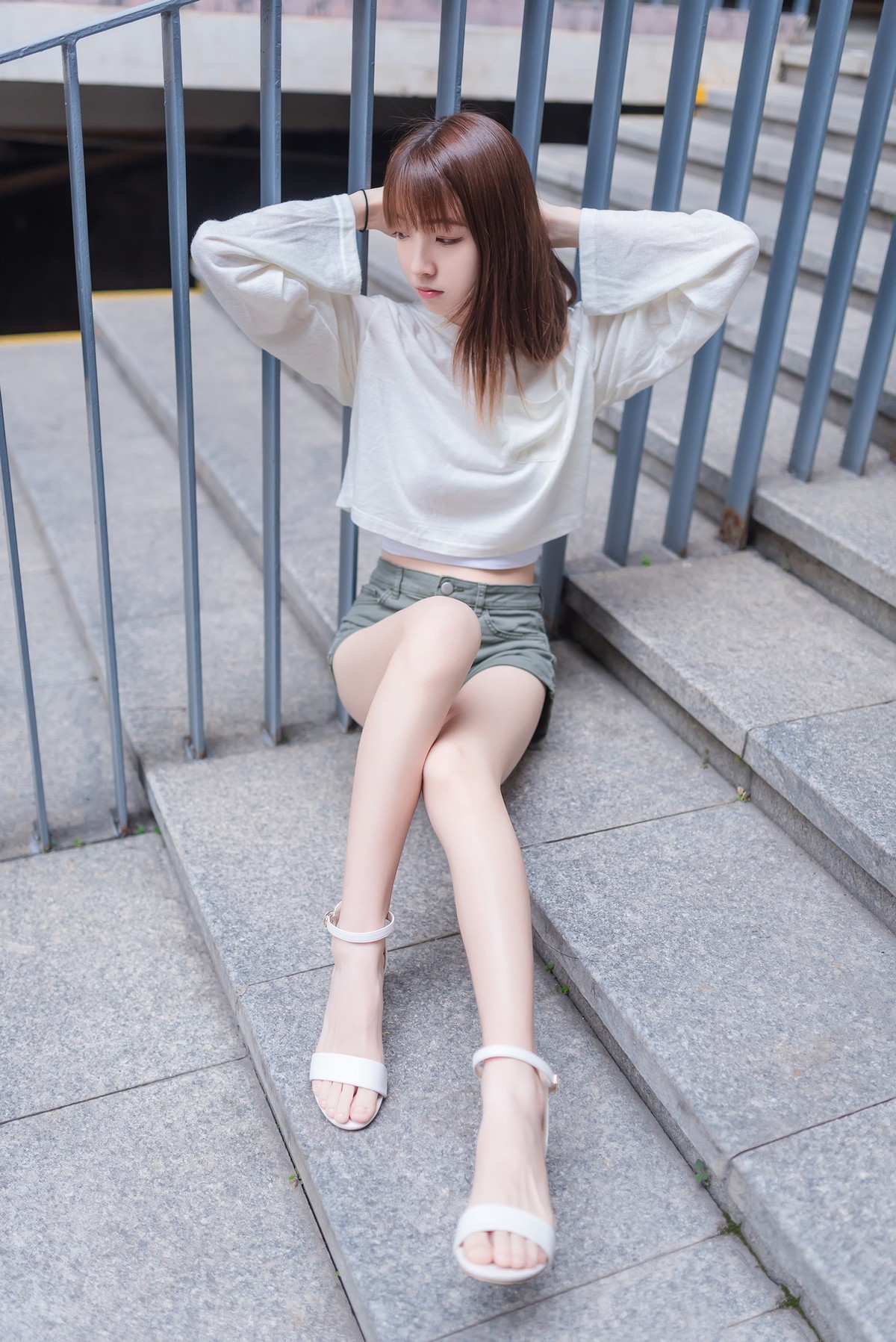 Jpxgyw.com_[喵糖映画]Vol.424_白色长T美少女夏日户外性感宽松短裤秀翘臀美腿诱惑写真40P