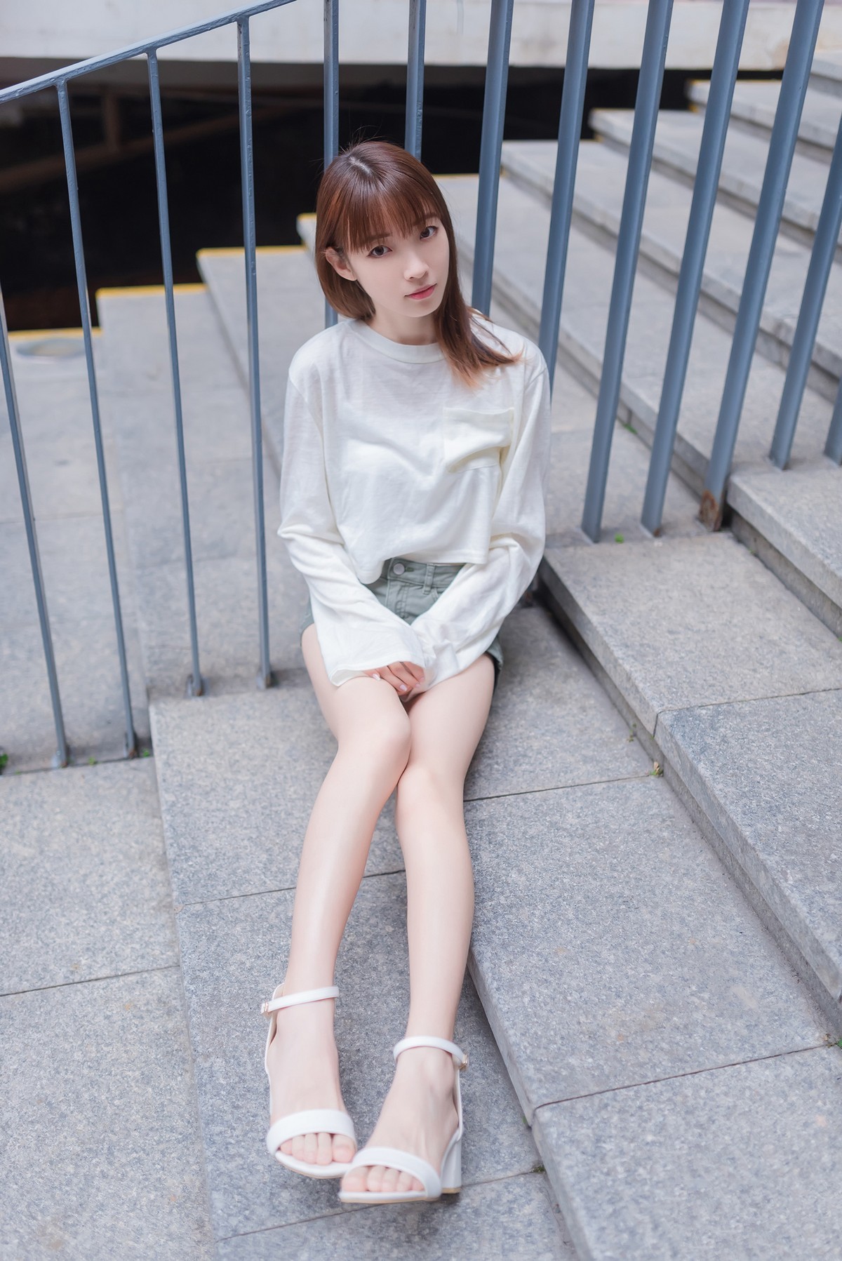 Jpxgyw.com_[喵糖映画]Vol.424_白色长T美少女夏日户外性感宽松短裤秀翘臀美腿诱惑写真40P