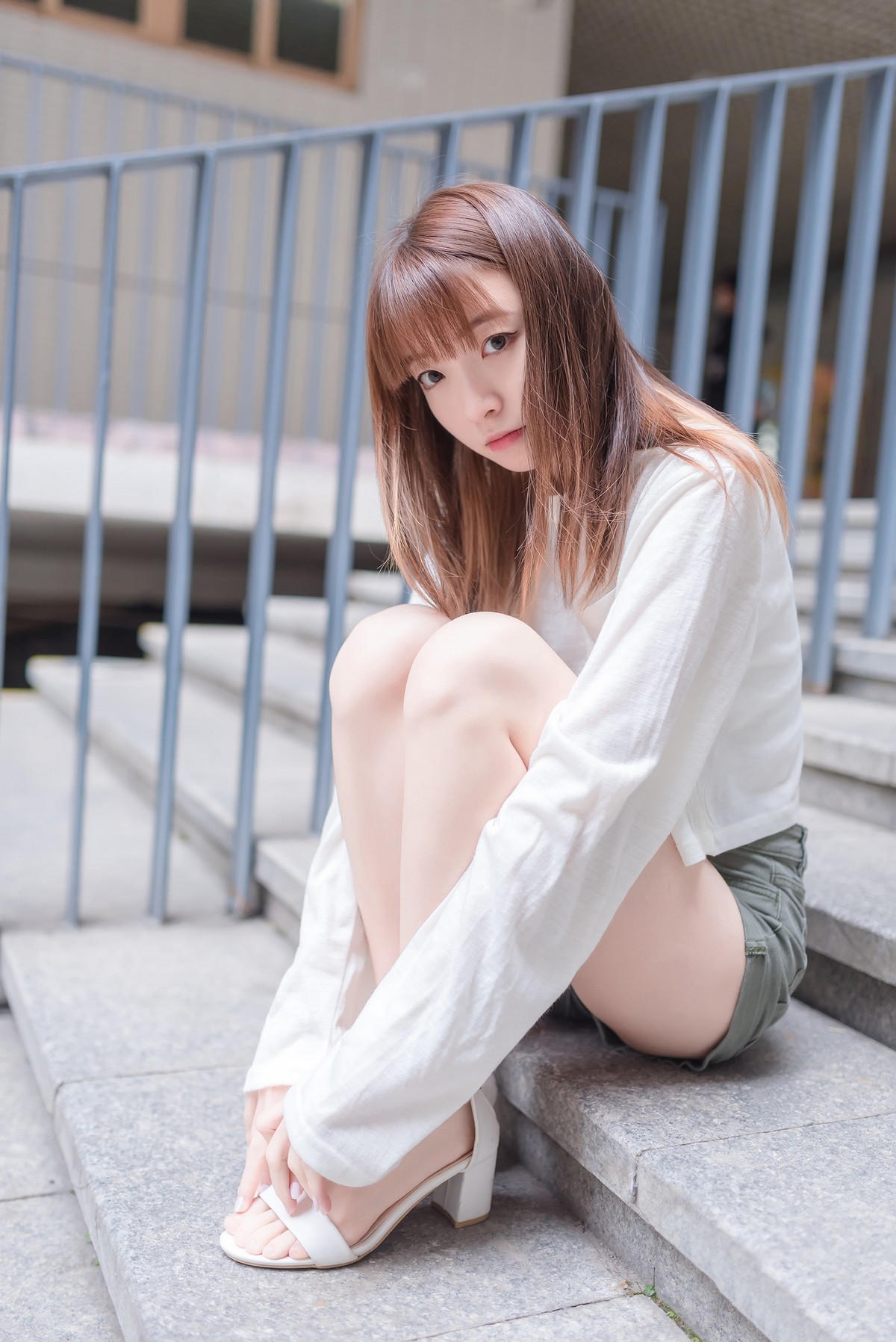 Jpxgyw.com_[喵糖映画]Vol.424_白色长T美少女夏日户外性感宽松短裤秀翘臀美腿诱惑写真40P