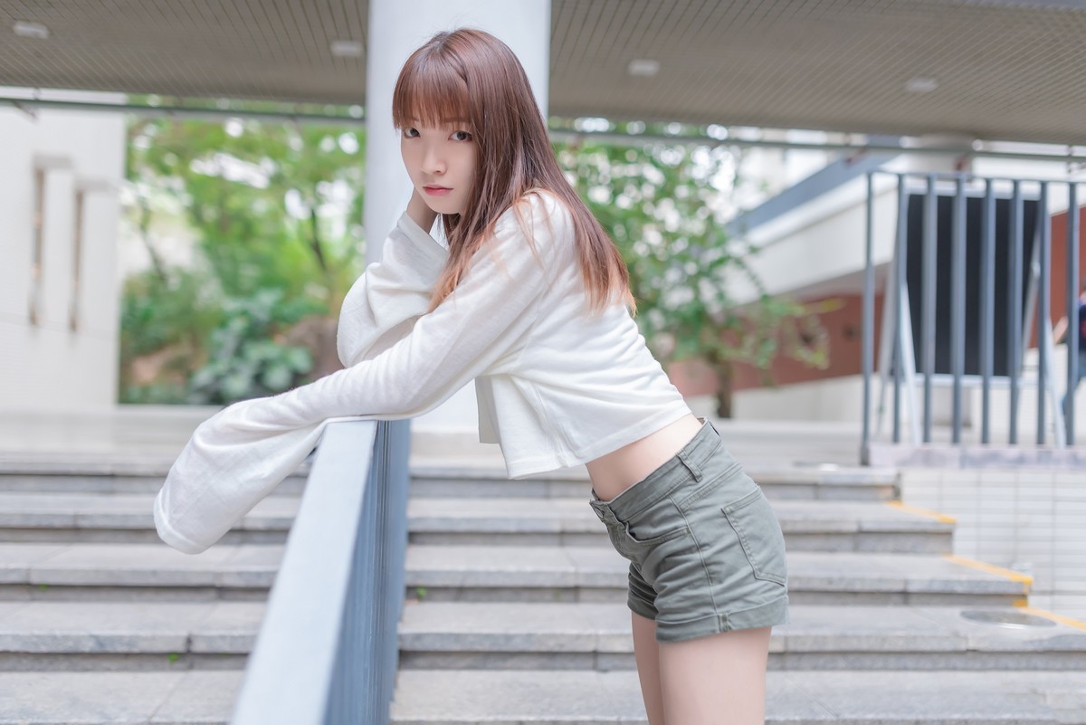 Jpxgyw.com_[喵糖映画]Vol.424_白色长T美少女夏日户外性感宽松短裤秀翘臀美腿诱惑写真40P