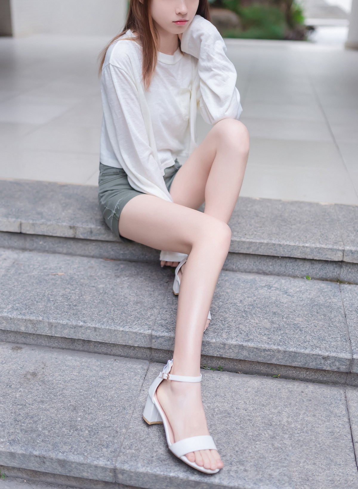 Jpxgyw.com_[喵糖映画]Vol.424_白色长T美少女夏日户外性感宽松短裤秀翘臀美腿诱惑写真40P