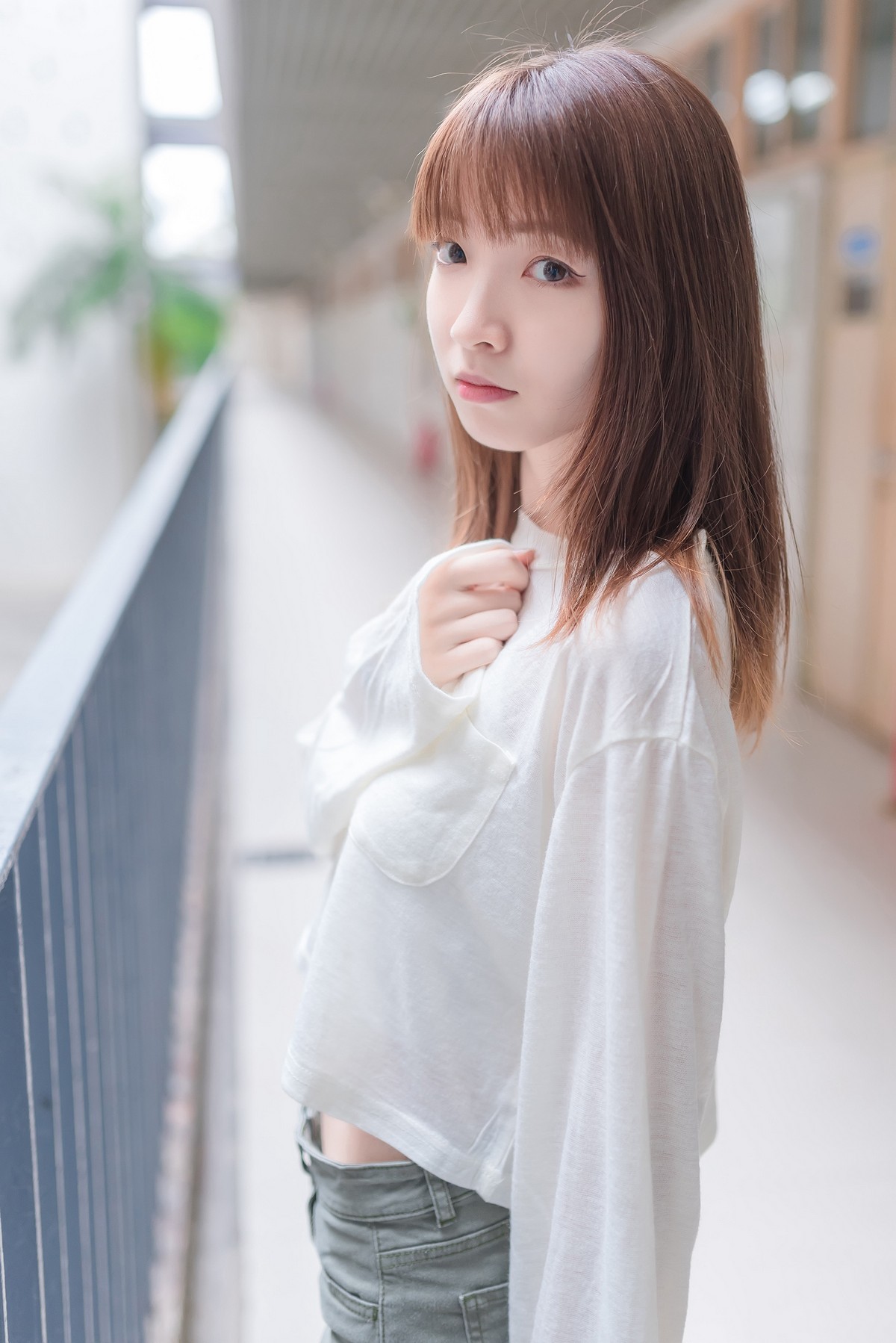 Jpxgyw.com_[喵糖映画]Vol.424_白色长T美少女夏日户外性感宽松短裤秀翘臀美腿诱惑写真40P