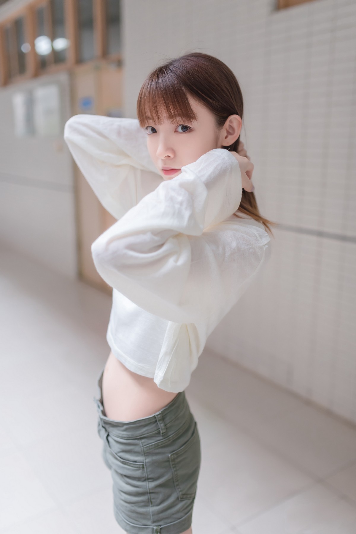 Jpxgyw.com_[喵糖映画]Vol.424_白色长T美少女夏日户外性感宽松短裤秀翘臀美腿诱惑写真40P