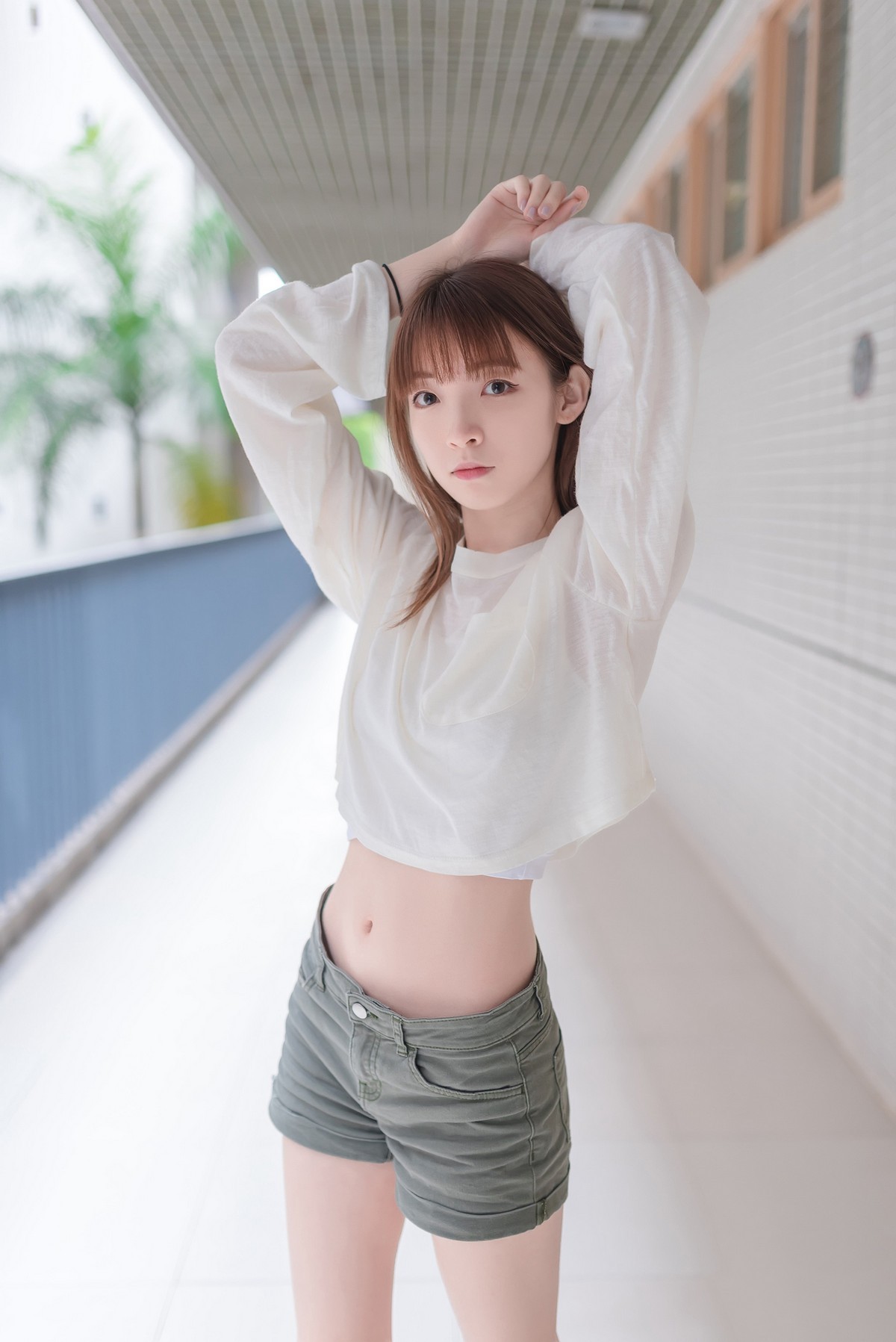 Jpxgyw.com_[喵糖映画]Vol.424_白色长T美少女夏日户外性感宽松短裤秀翘臀美腿诱惑写真40P