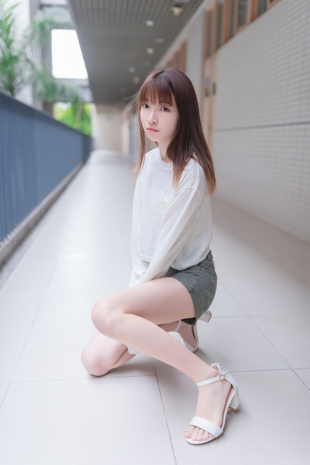 Jpxgyw.com_[喵糖映画]Vol.424_白色长T美少女夏日户外性感宽松短裤秀翘臀美腿诱惑写真40P