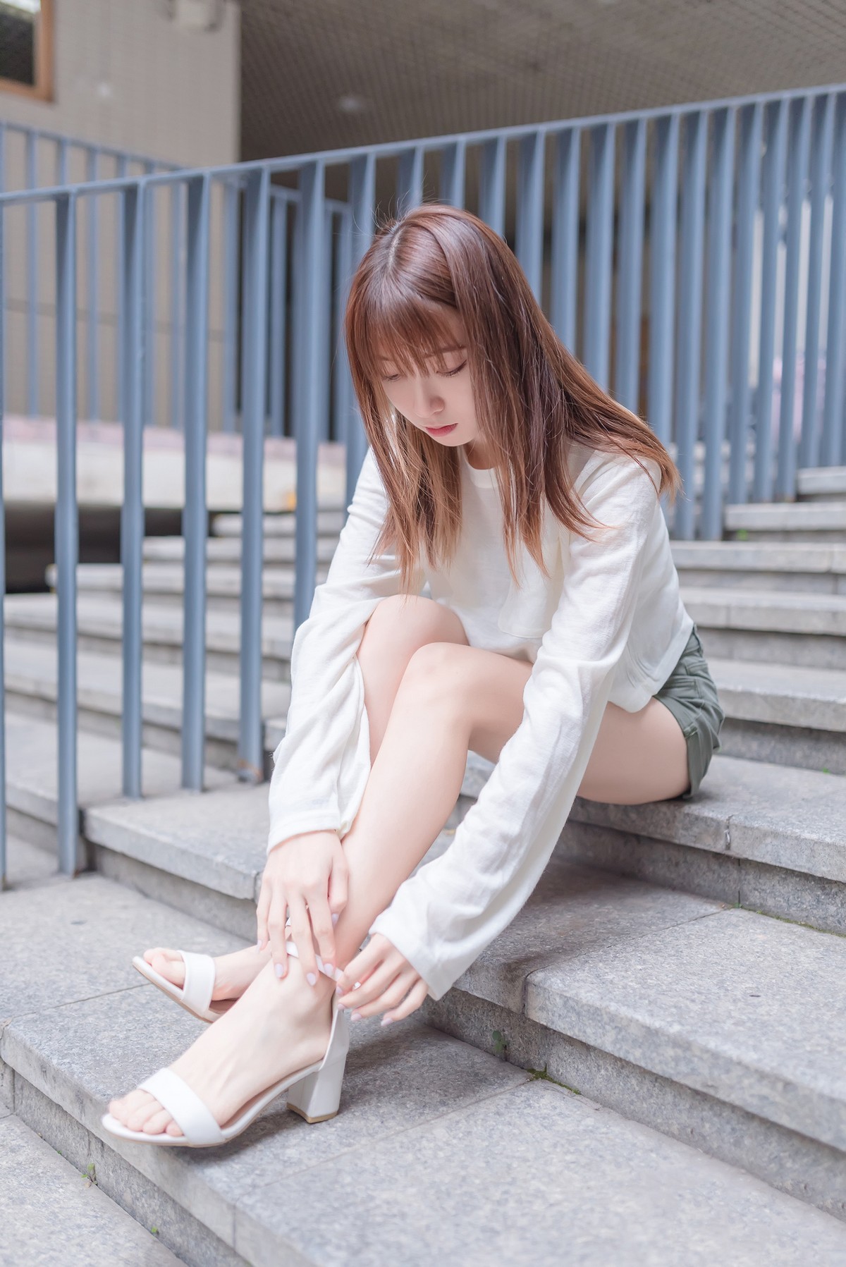 Jpxgyw.com_[喵糖映画]Vol.424_白色长T美少女夏日户外性感宽松短裤秀翘臀美腿诱惑写真40P
