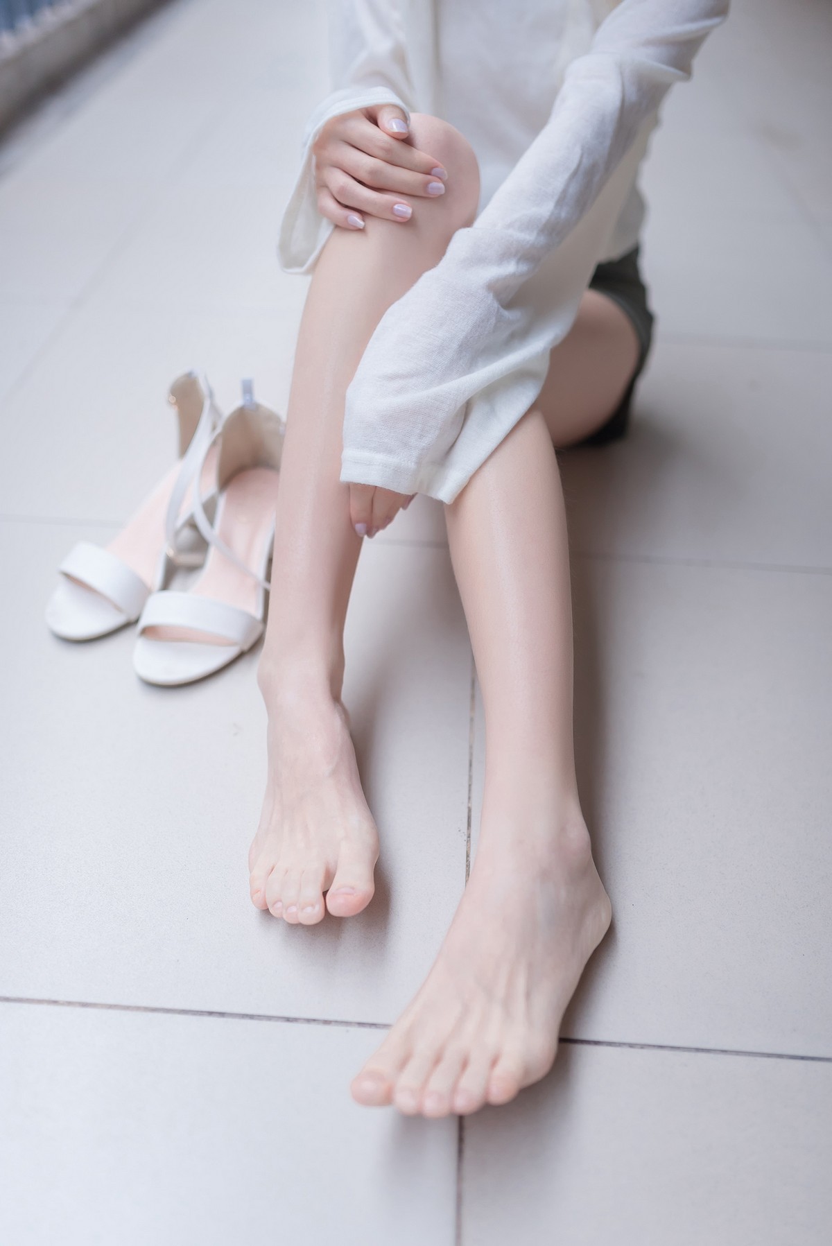 Jpxgyw.com_[喵糖映画]Vol.424_白色长T美少女夏日户外性感宽松短裤秀翘臀美腿诱惑写真40P