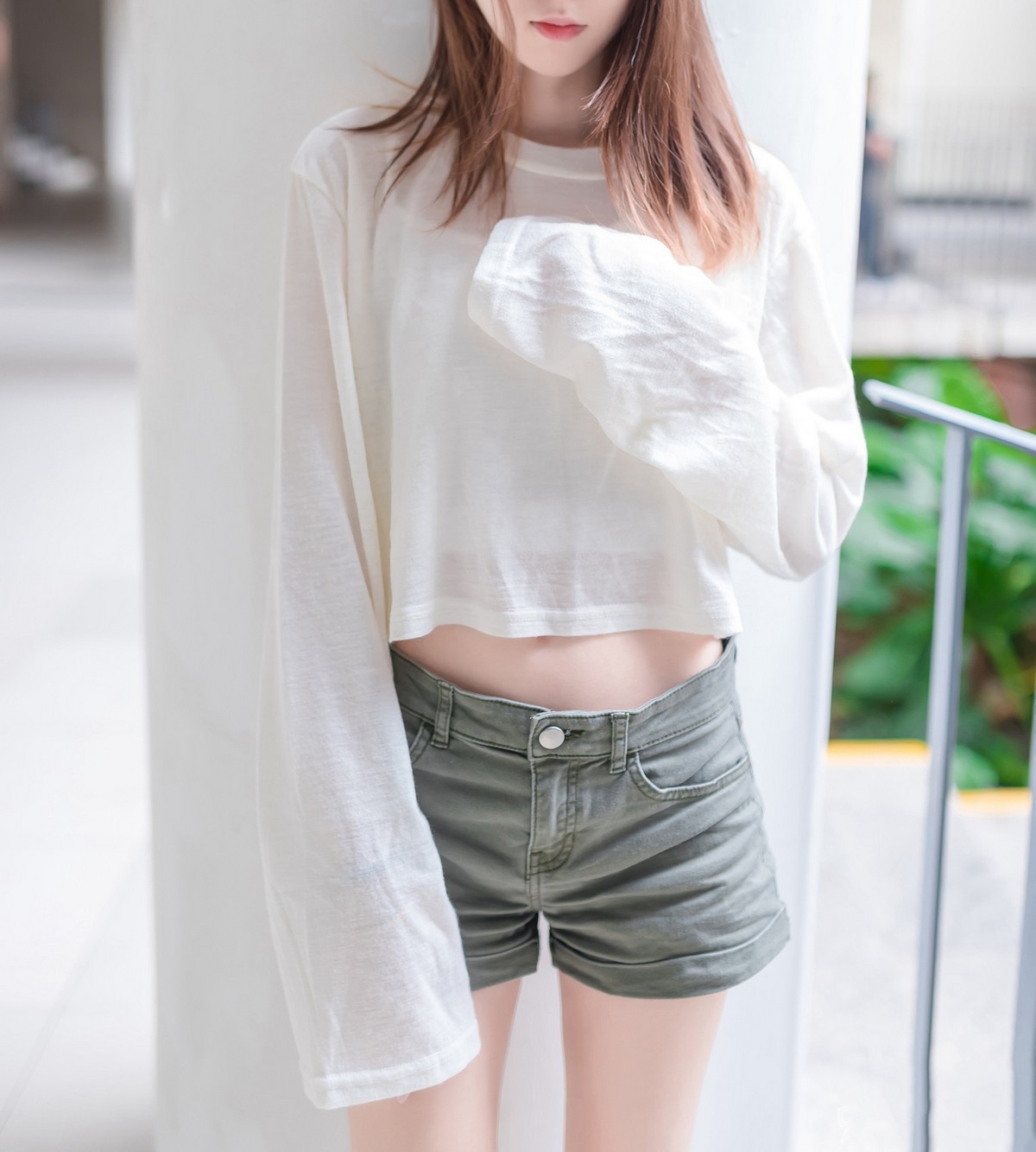 Jpxgyw.com_[喵糖映画]Vol.424_白色长T美少女夏日户外性感宽松短裤秀翘臀美腿诱惑写真40P